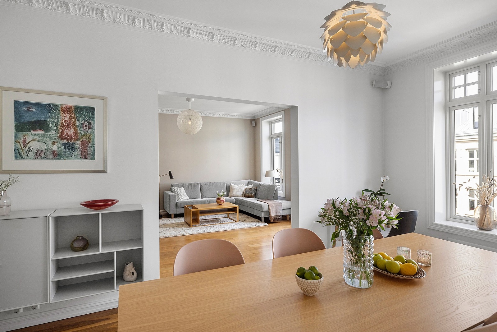 De to stuene er adskilt av en stor åpning i veggen, som gir en naturlig flyt og åpenhet mellom sonene. Galleribilde