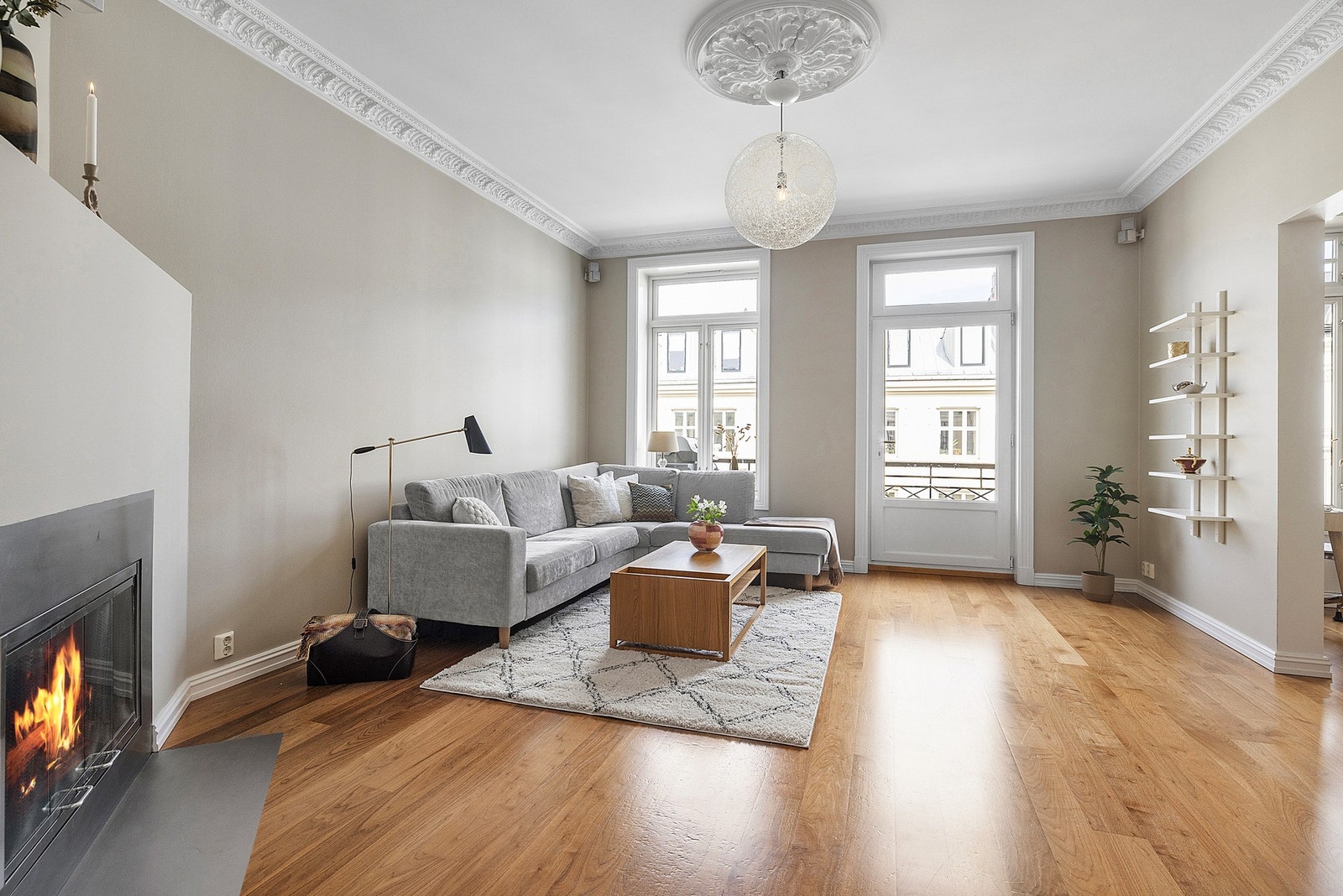 Fra stuen er det direkte utgang til boligens balkong, som vender ut mot en bred, brosteinsbelagt gate med begrenset trafikk. Galleribilde