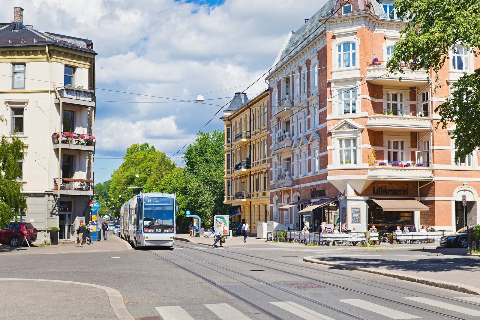 Området rundt leiligheten er kjent for sitt varierte utvalg av restauranter, koselige kaféer, barer, samt eksklusive spesial- og delikatesseforretninger som skiller seg ut fra andre deler av byen. Galleribilde