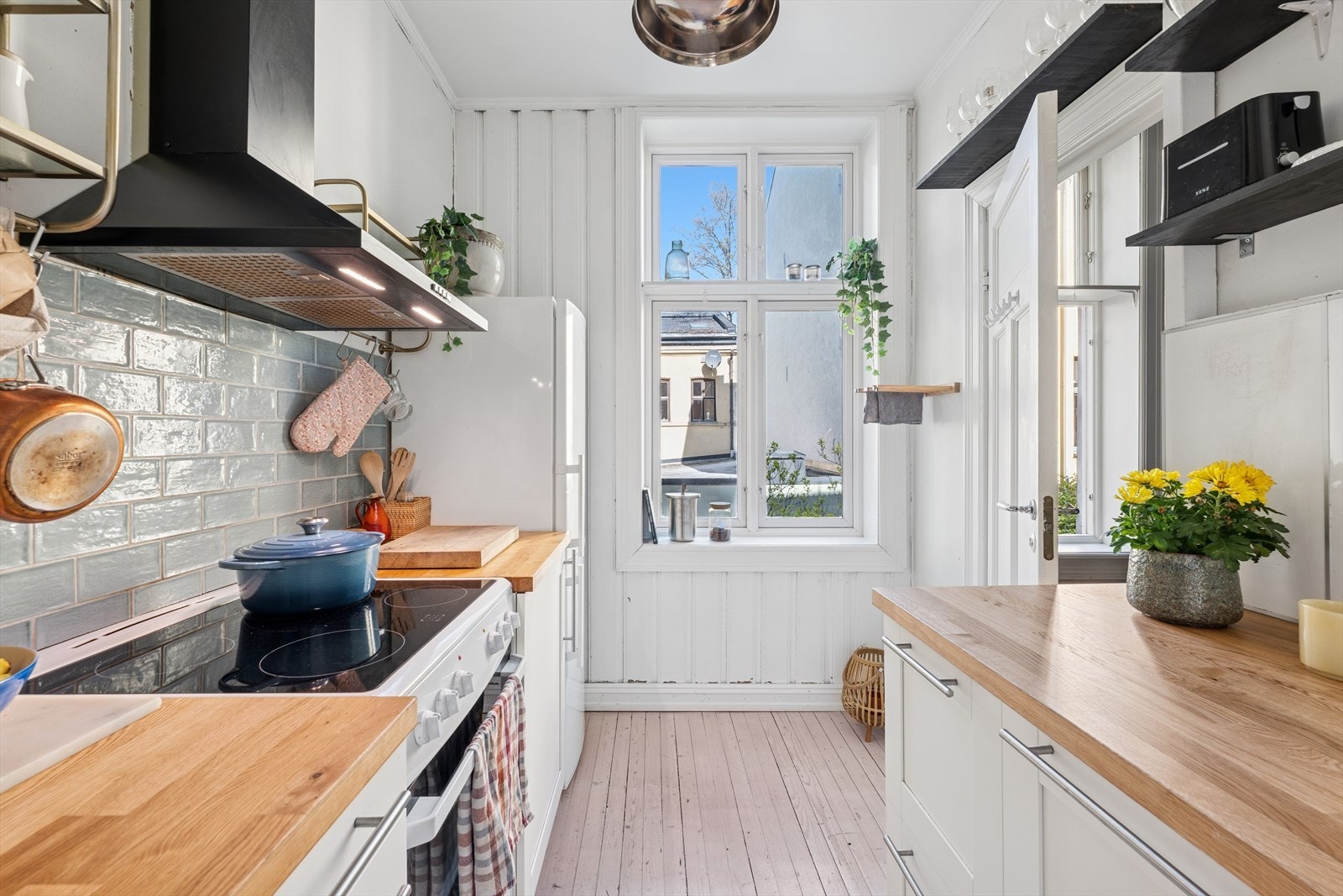 Kjøkkenet har en koselig atmosfære med rikelig lysinnslipp. Galleribilde