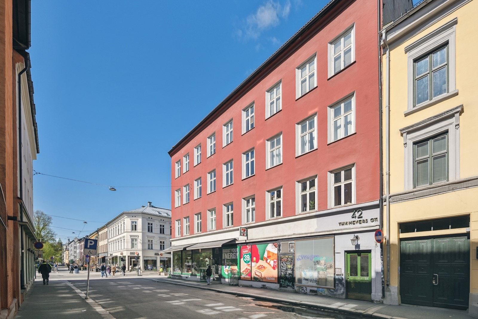 Leiligheten ligger sentralt ved Olaf Ryes plass, og med kollektivtransportmulighetene kommer du deg over alt i byen. Galleribilde