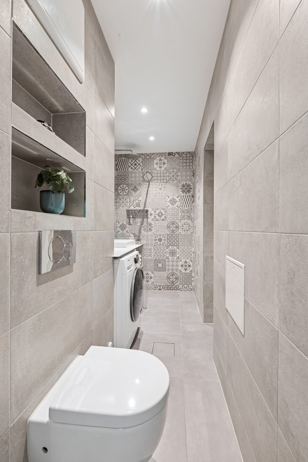 Rommet er videre utstyrt med downlights i himling, praktiske oppbevaringnisjer over toalett samt eget dusjhjørne. Galleribilde