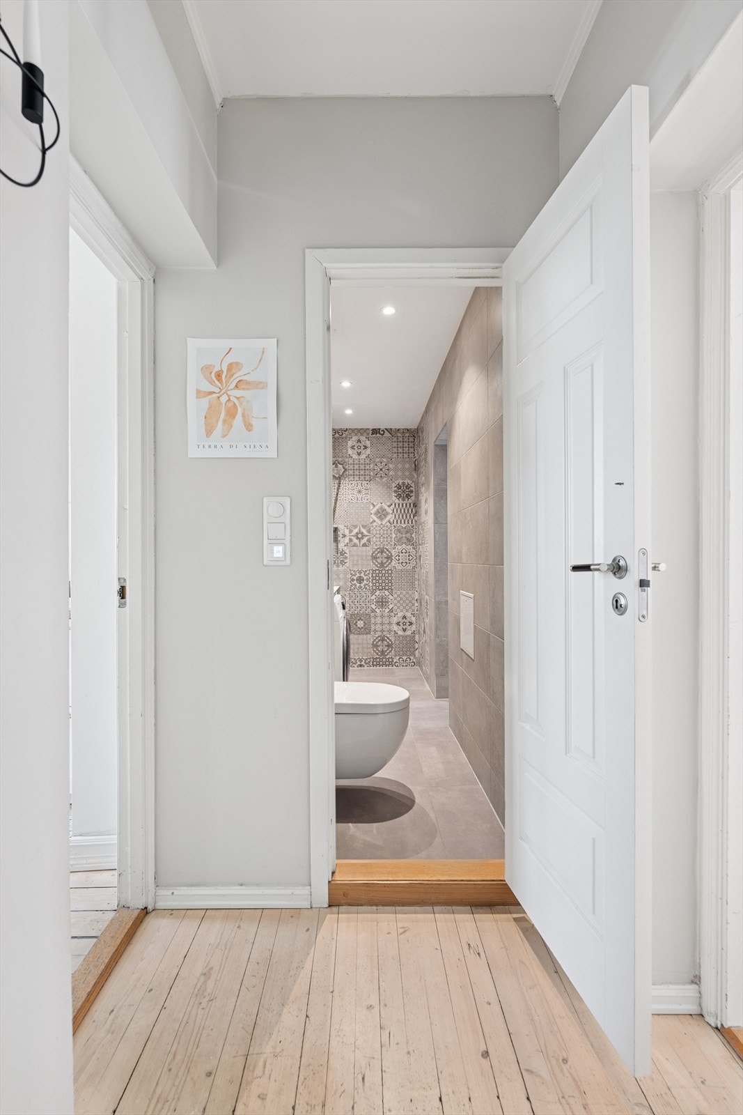 Velkommen inn! I inngangspartiet blir du møtt med originale tregulv samt god takhøyde. Herfra har du adkomst til leilighetens øvrige rom. Galleribilde