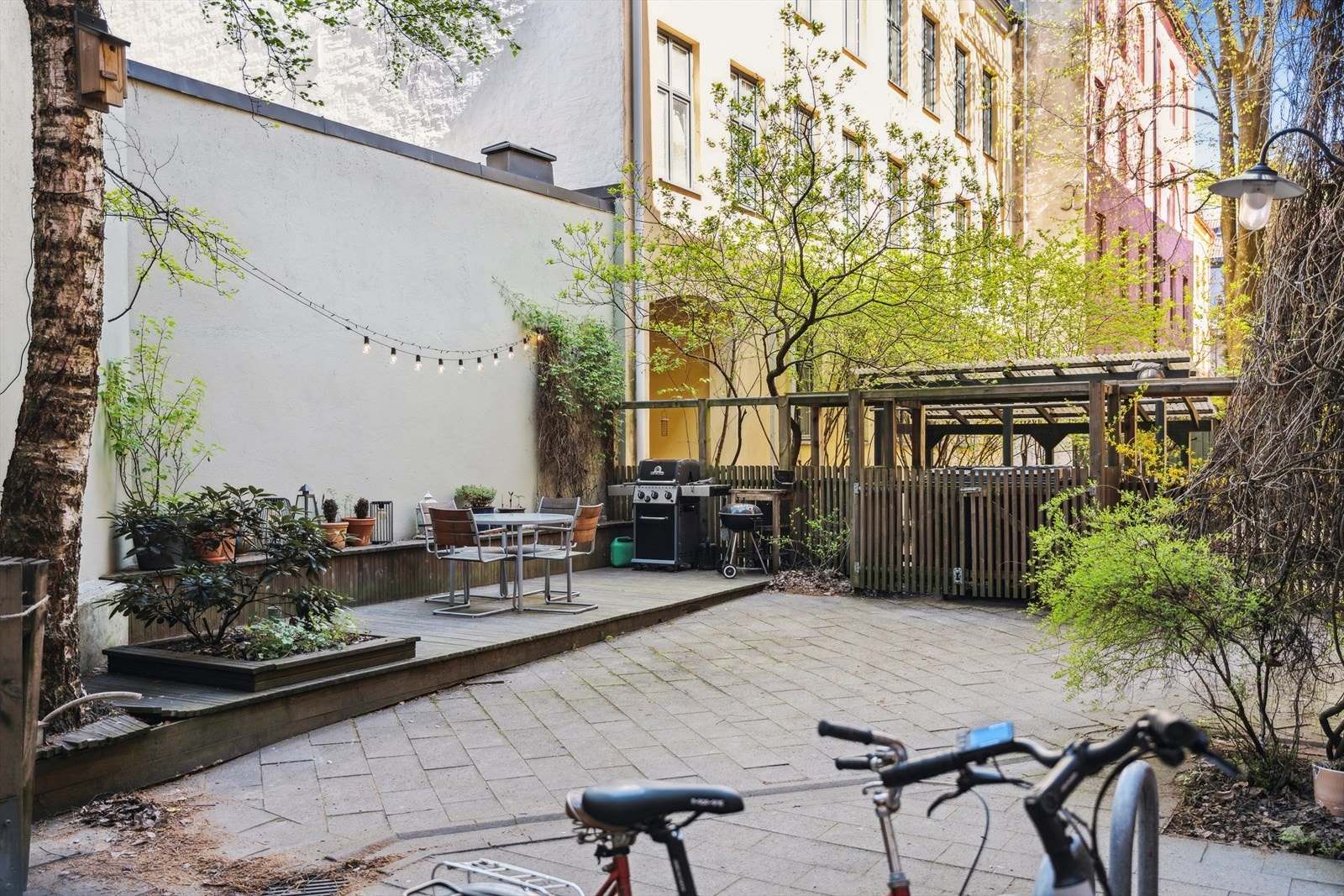 Flott opparbeidet bakgård i borettslaget med sittegruppe, sykkelparkering og grill. Galleribilde