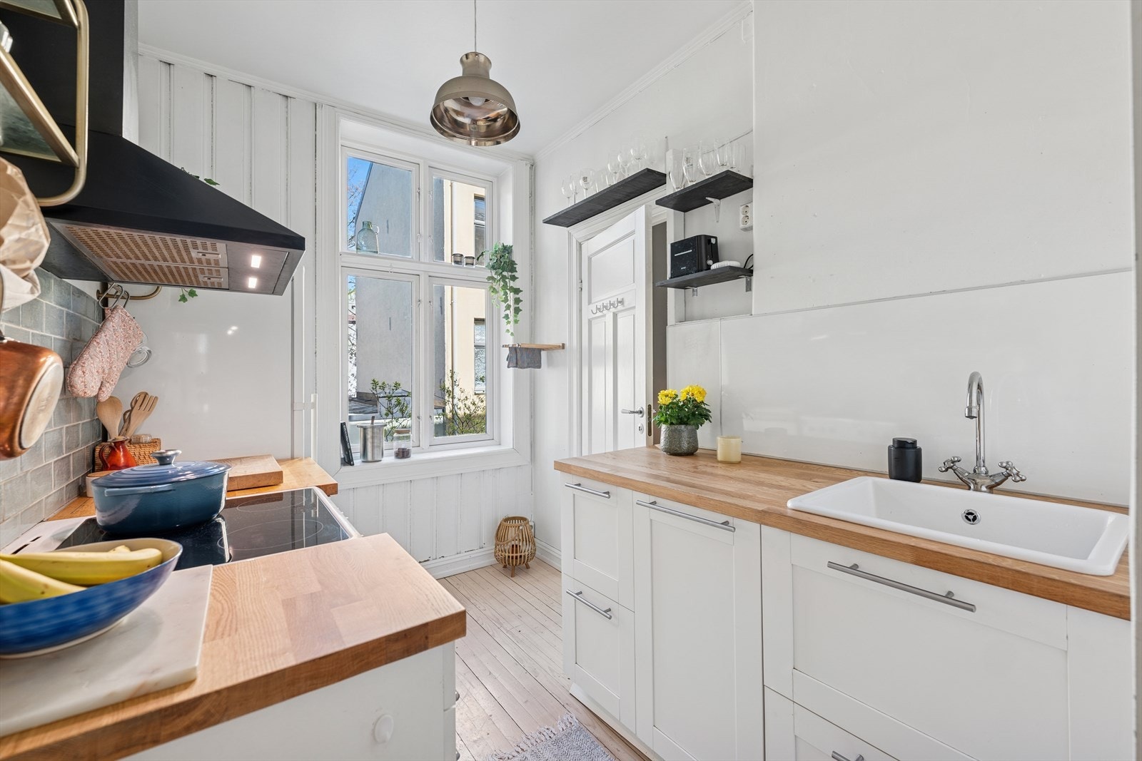 Fra kjøkkenet kommer man videre inn til leilighetens andre soverom. Galleribilde