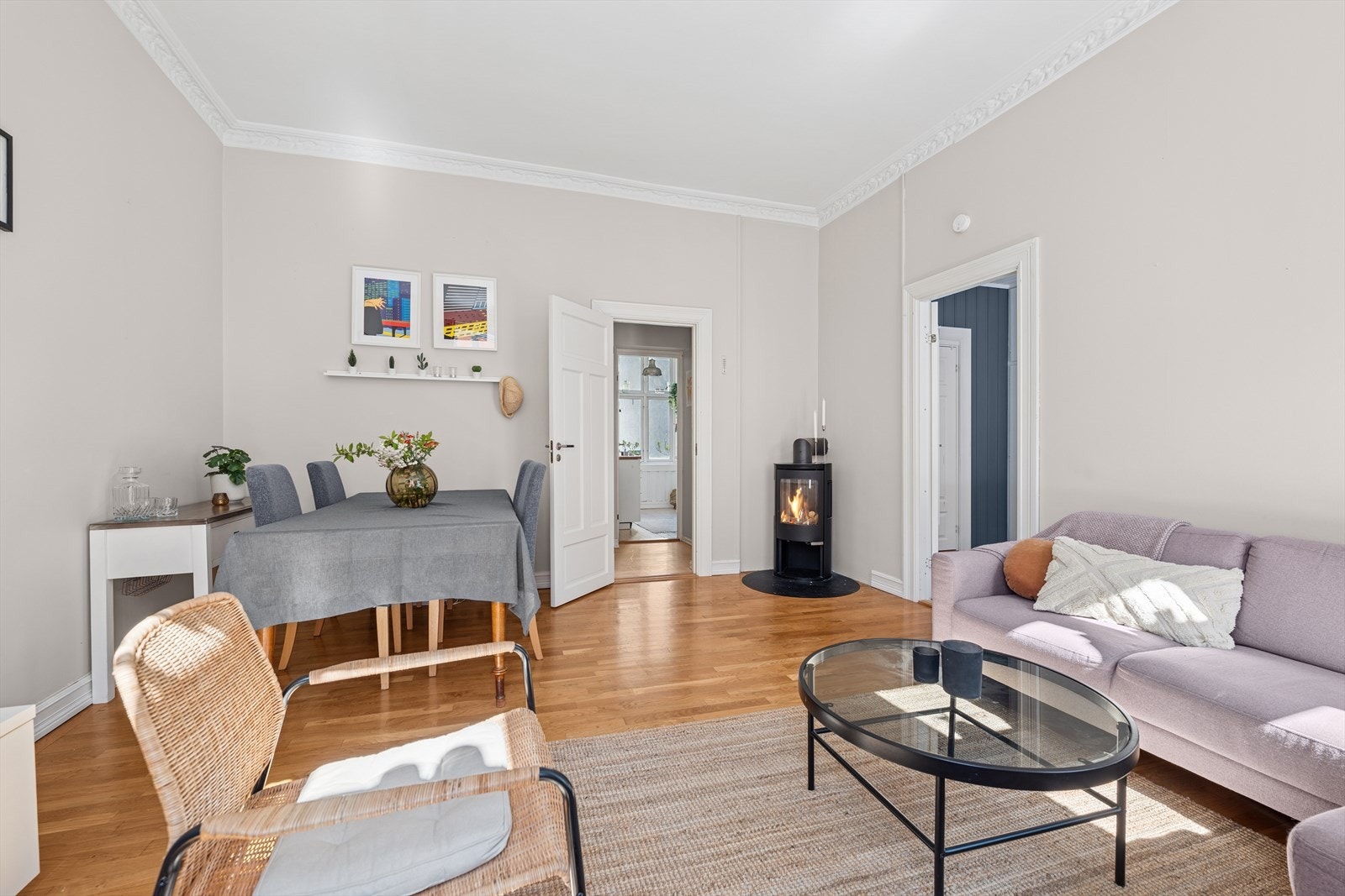 Stuen har god plass til en stor sofa samt en hyggelig spisegruppe i sosial åpen løsning. Galleribilde