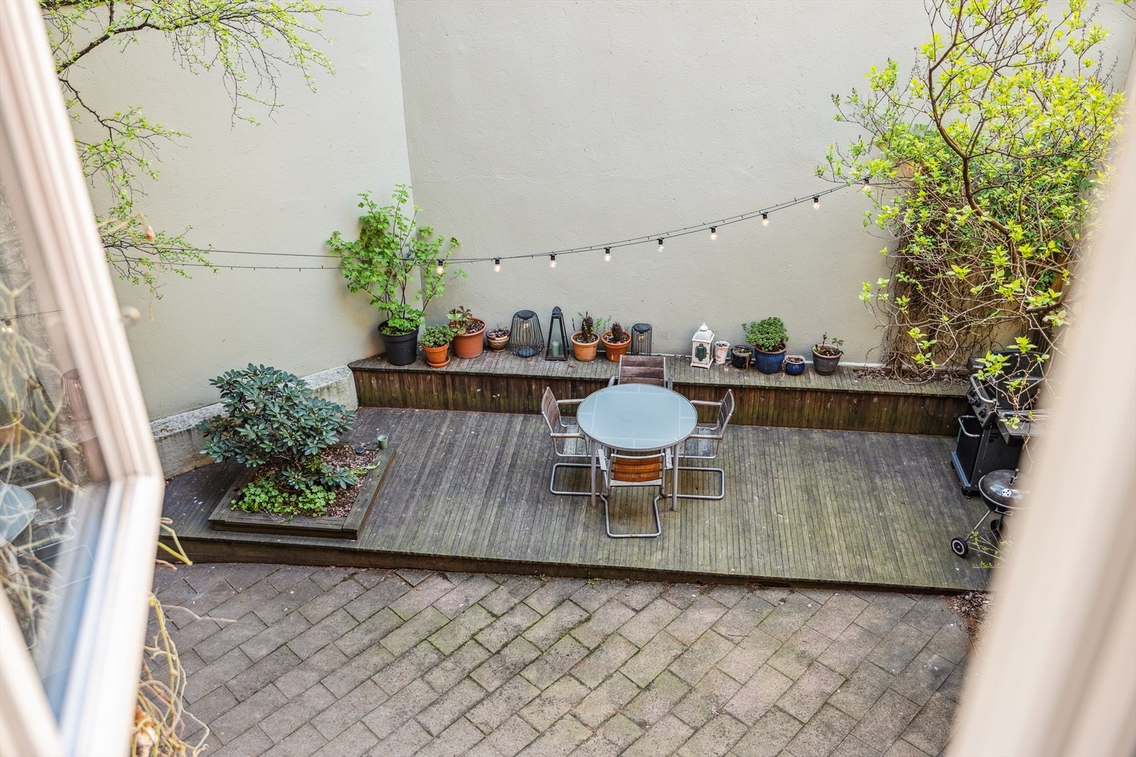 Kjøkkenet vender mot koselig bakgård. Galleribilde