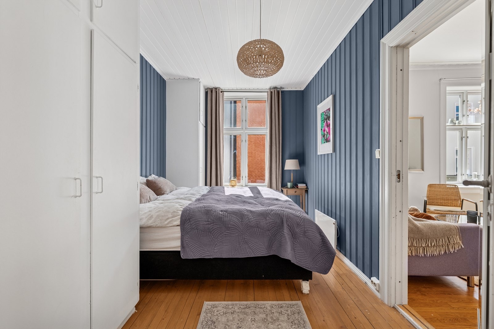 Leilighetens hovedsoverom vender mot rolig blindvei. Galleribilde