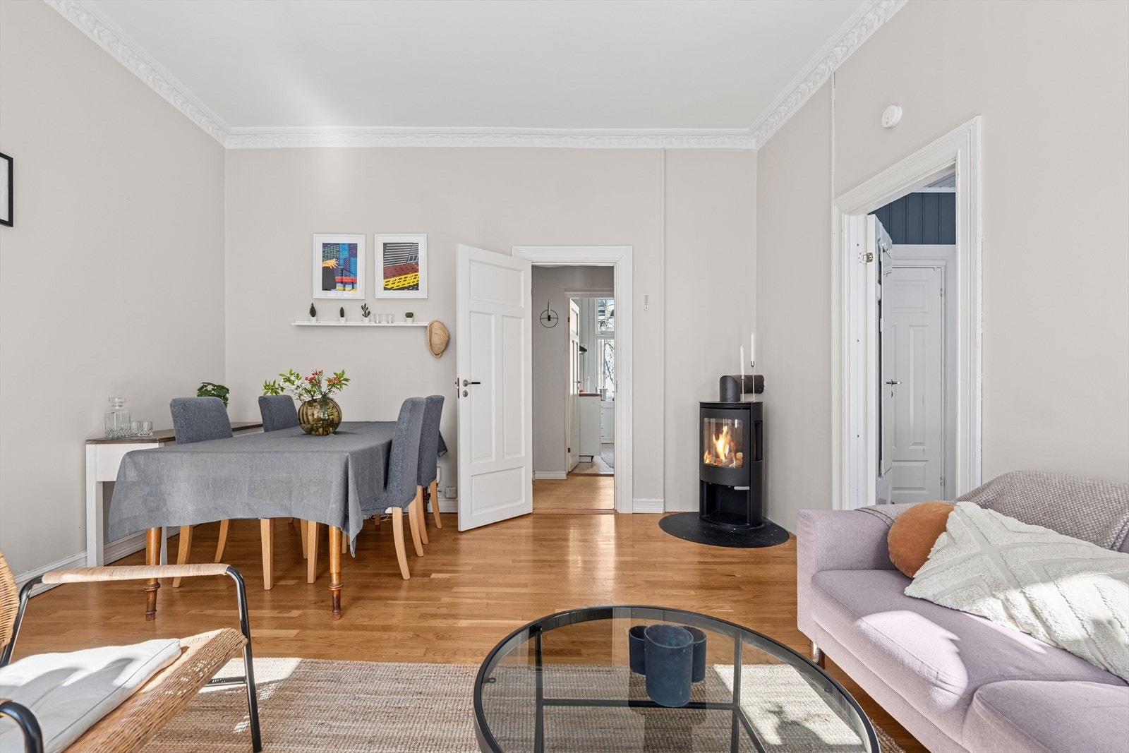 Du har også adkomst til leilighetens entré fra stuen, og videre til øvrige rom. Galleribilde