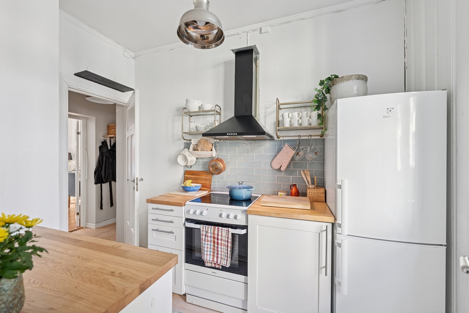 Kjøkkeninnredningen er fra 2018 og består av kjøl-/fryseskap, frittstående stekeovn med platetopp, oppvaskmaskin samt vaskekum. Galleribilde