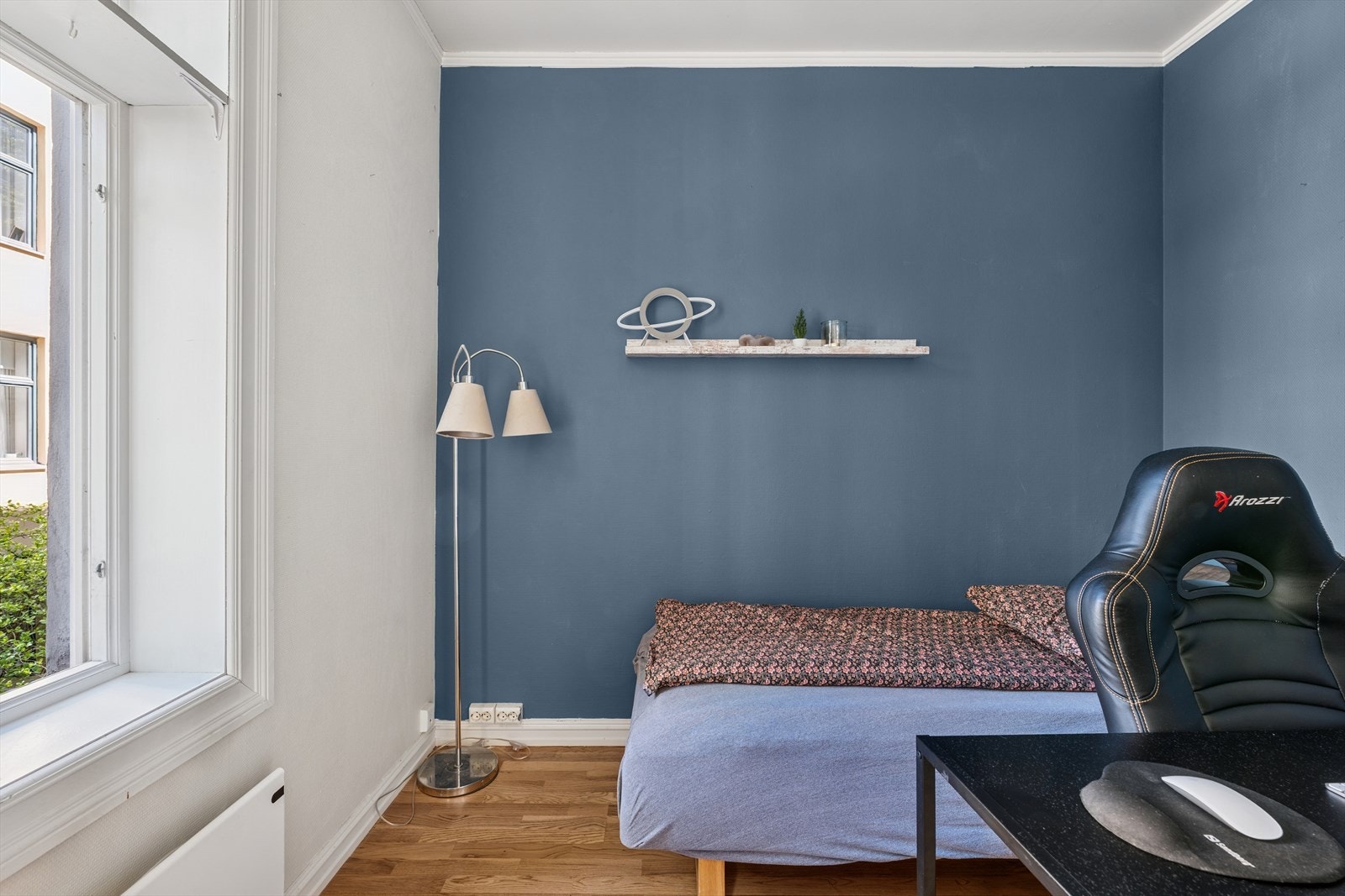 I leilighetens andre soverom har man god plass til seng og annet ønskelig møblement. Galleribilde