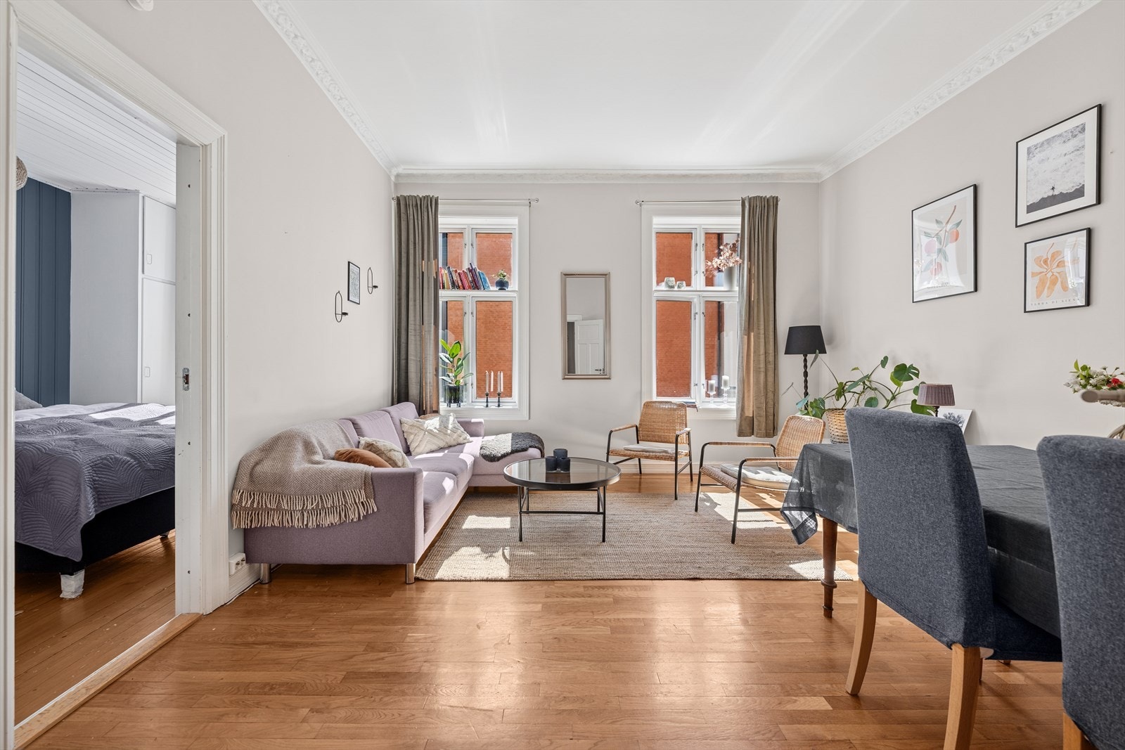 Fra stuen har du adkomst til leilighetens hovedsoverom - i begge rommene slippes det inn rikelig med naturlig lys. Galleribilde