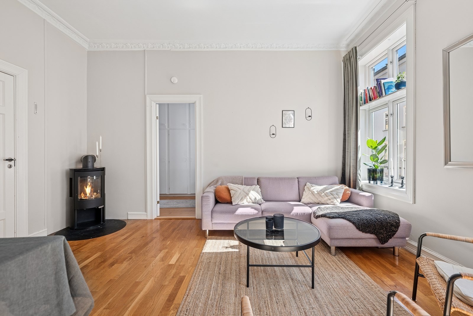 Klassiske detaljer som stukkatur gir leiligheten et sjarmerende og pent uttrykk, for ikke å nevne den gode takhøyden på 3,08 meter! Galleribilde