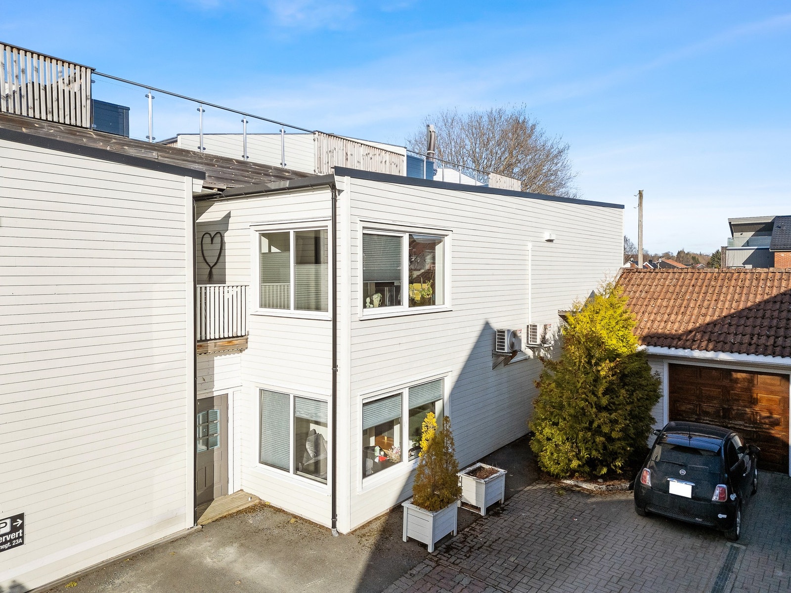 Innbydende og innholdsrik 3-roms leilighet fra 2015 i 1. etasje, beliggende midt i Verdal sentrum. Galleribilde