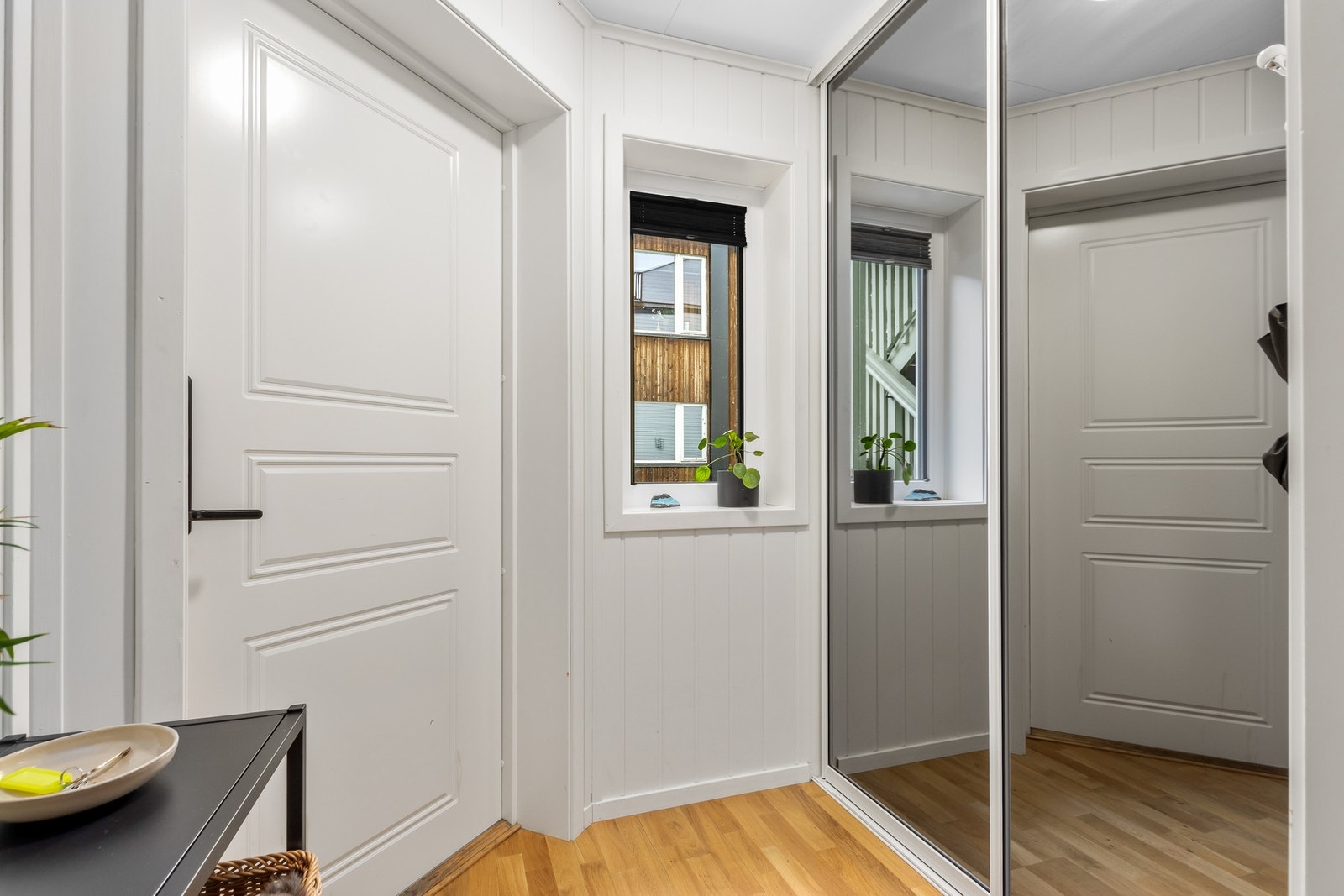 Entré med praktisk skyvedørsgarderobe. Galleribilde
