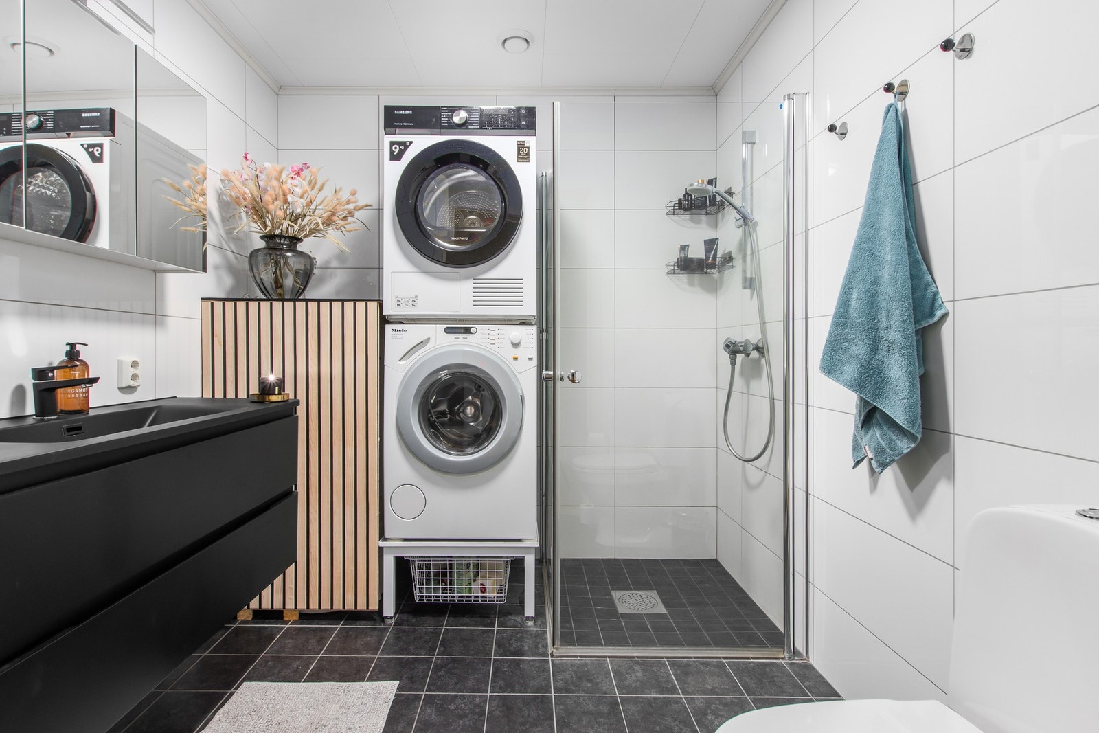 Pent og romslig bad, med ny baderomsinnredning i 2024. Badet er flislagt og har gulvvarme. Galleribilde