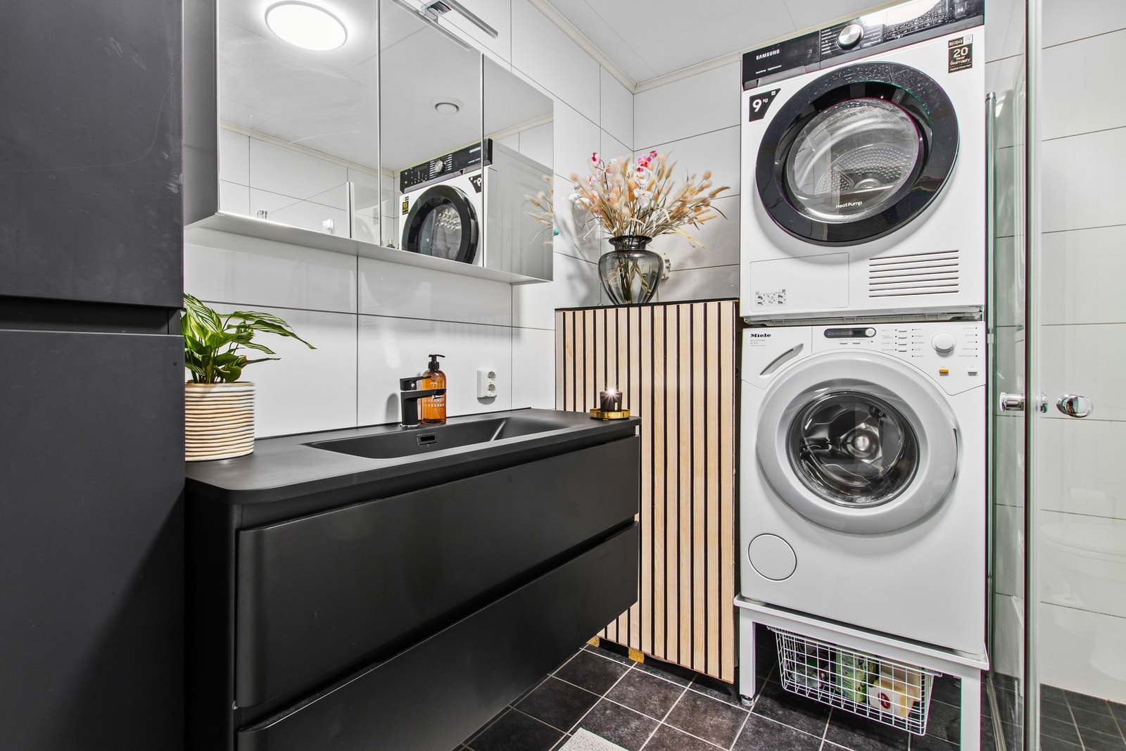 Badet er innredet med baderomsinnredning med heldekkende servanttopp, wc, dusj, varmtvannsbereder, og opplegg for vaskemaskin. Galleribilde