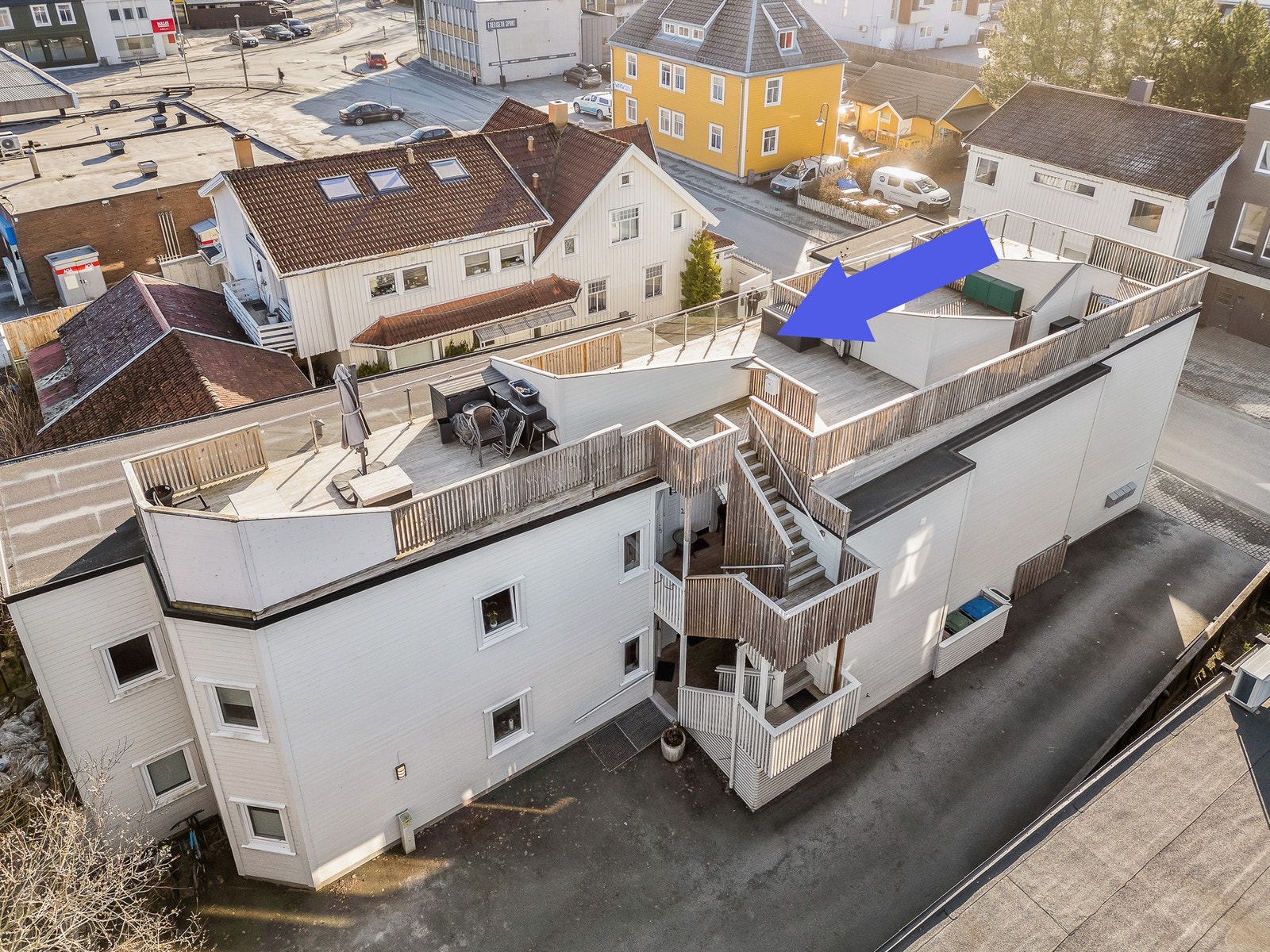 Det er etablert egne takterrasser for hver leilighet - avskjermet med skillevegg. Her har du fine utsikt- og solforhold. Borettslaget disponerer 2-3 parkeringsplasser på fellesarealet, samt 2 parkeringsplasser i gata. Galleribilde