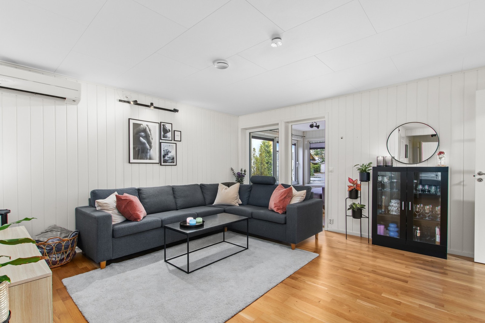 Stue med god plass til sofagruppe. Vindusflatene i stue/kjøkken gir godt med naturlig lysinnslipp. Fra stuen er det utgang til "vinterhage". Galleribilde