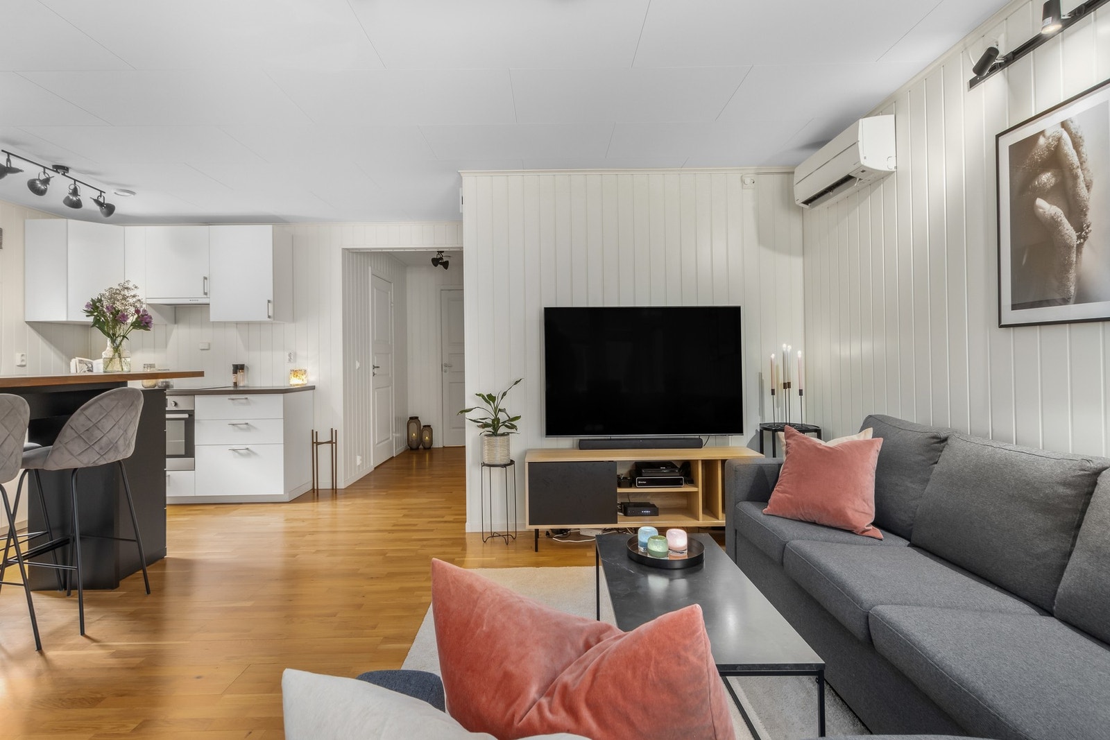 Stue med gode møbeleringsmuligheter. Galleribilde