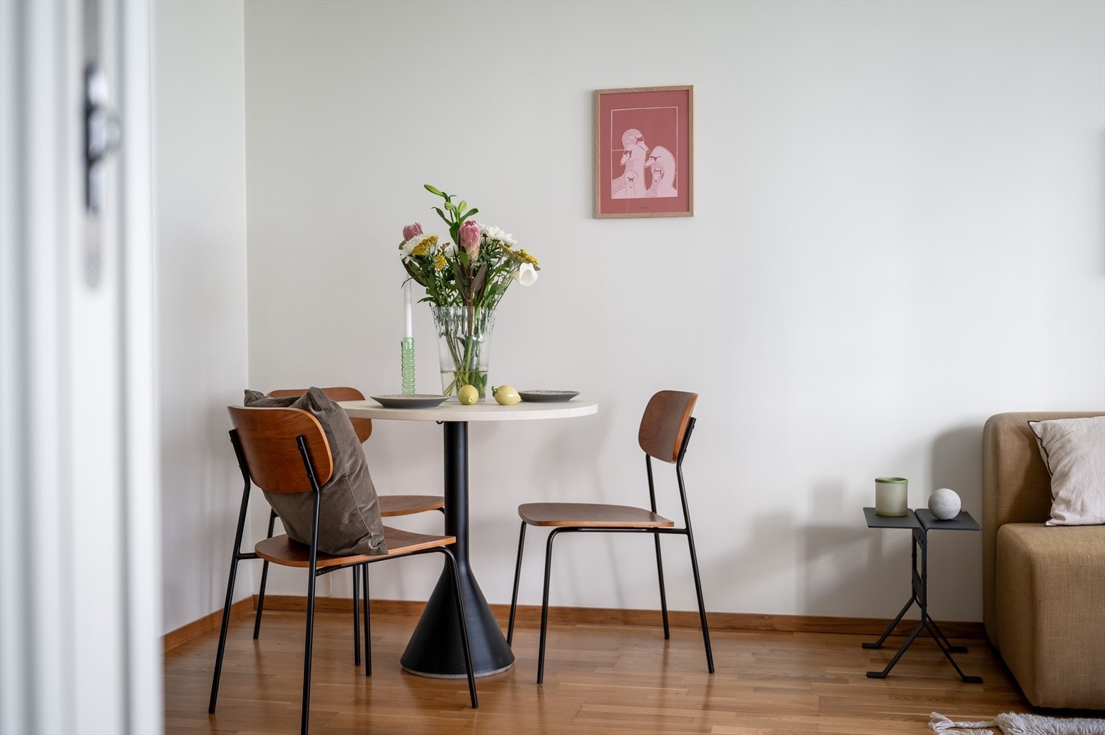 Rommet gir også plass til egen spisestue. Galleribilde