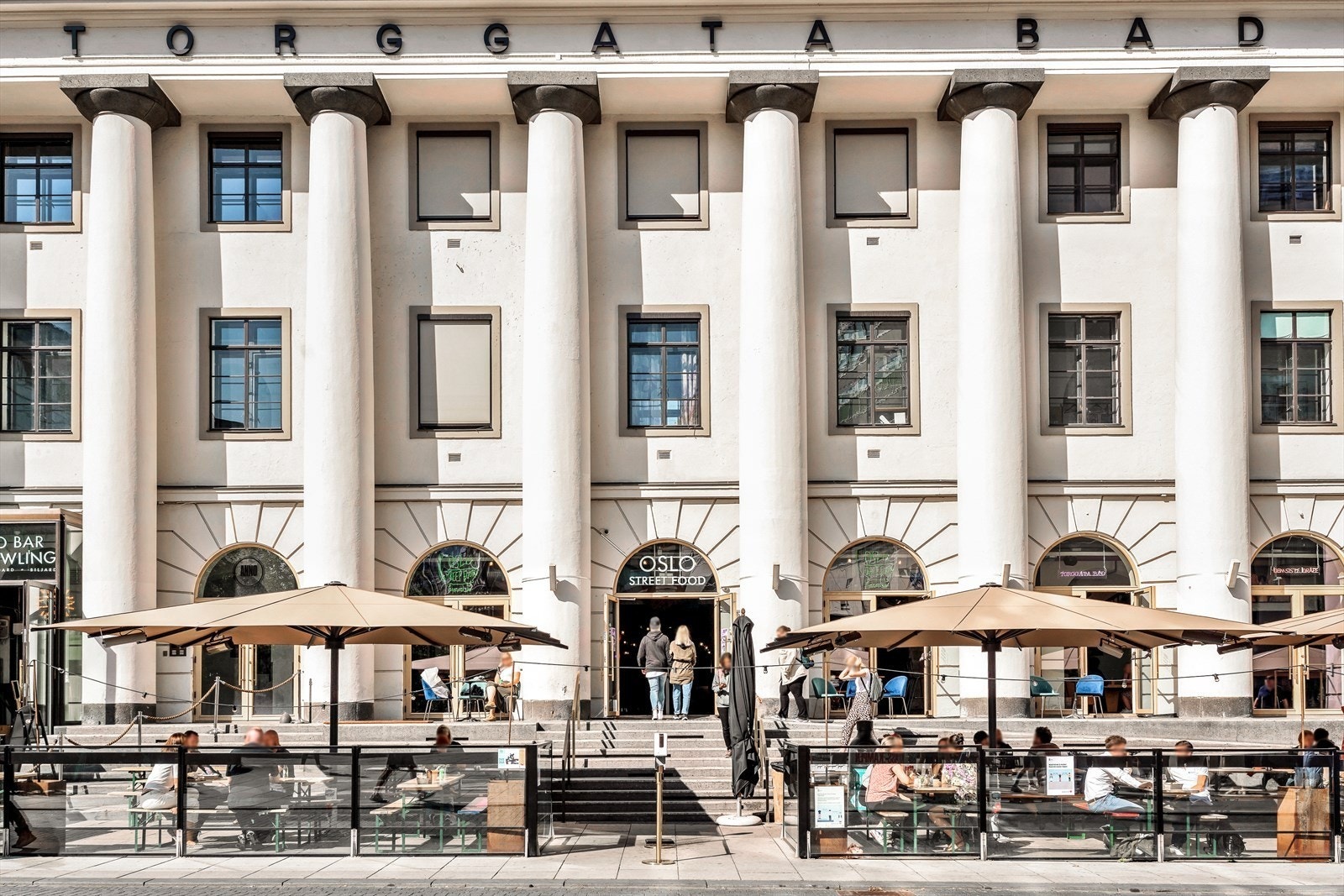 Oslo Street food, tidligere Torggata Bad, har blitt omgjort til Oslos mest spennende mathall. Det som tidligere var Oslos største innendørsbasseng, er nå en fantastisk blanding av kulturer, mat og drikkevarer. Om kvelden gjøres stedet om til utested. Galleribilde