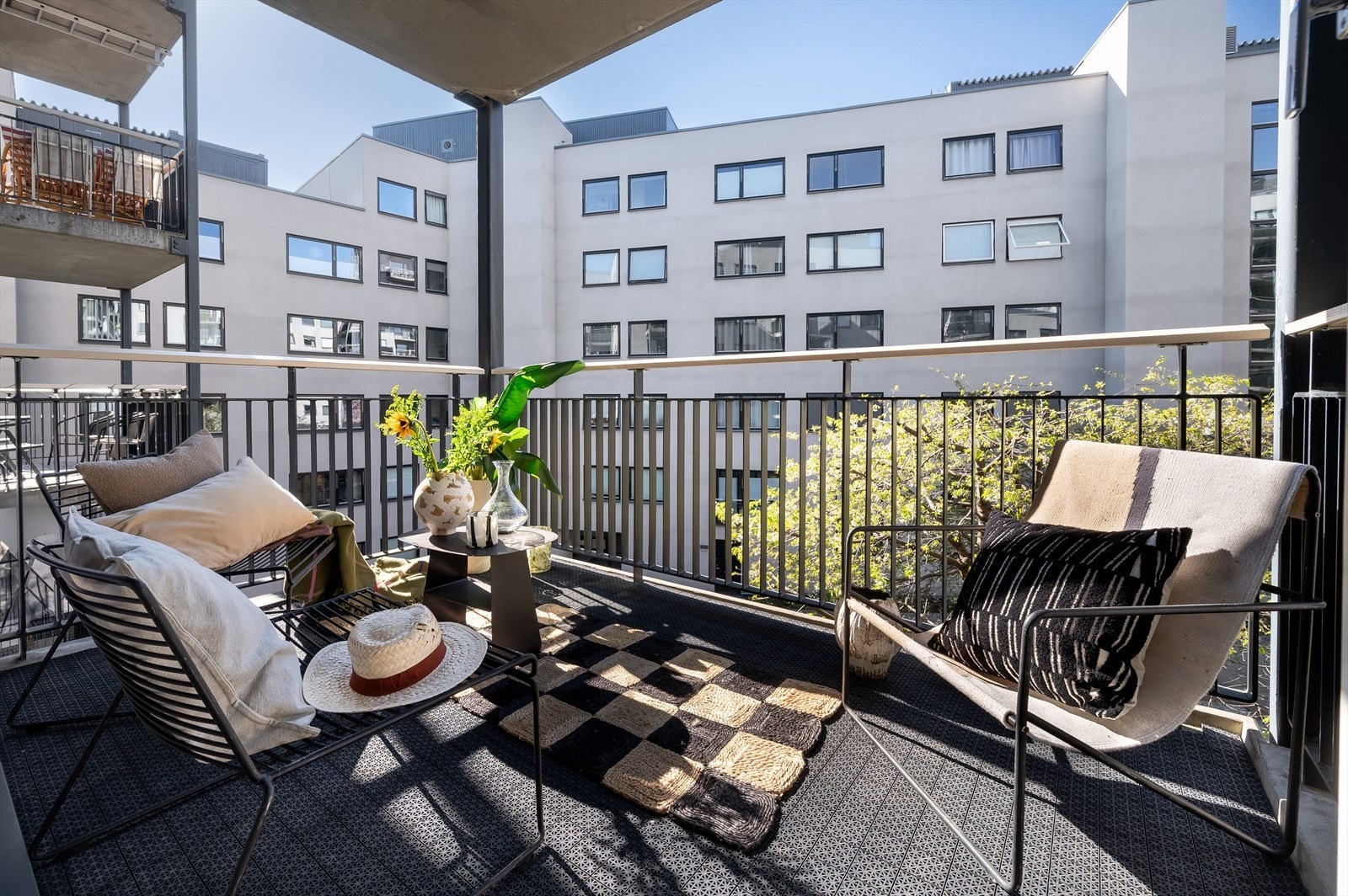 Balkongen ligger fint til mot den åpne bakgården. Galleribilde