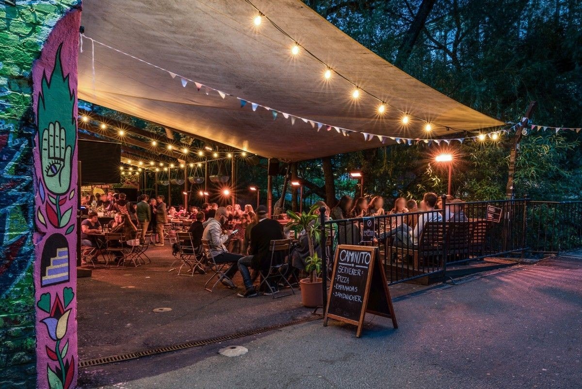 BLÅ har siden 1998, presentert mangfoldige tusen artister innenfor alle tenkelige sjangre. Under sommerhalvåret kan du ikke la være å komme innom uteserveringen som strekker seg langs Akerselva, under grønne og frodige trær. Galleribilde