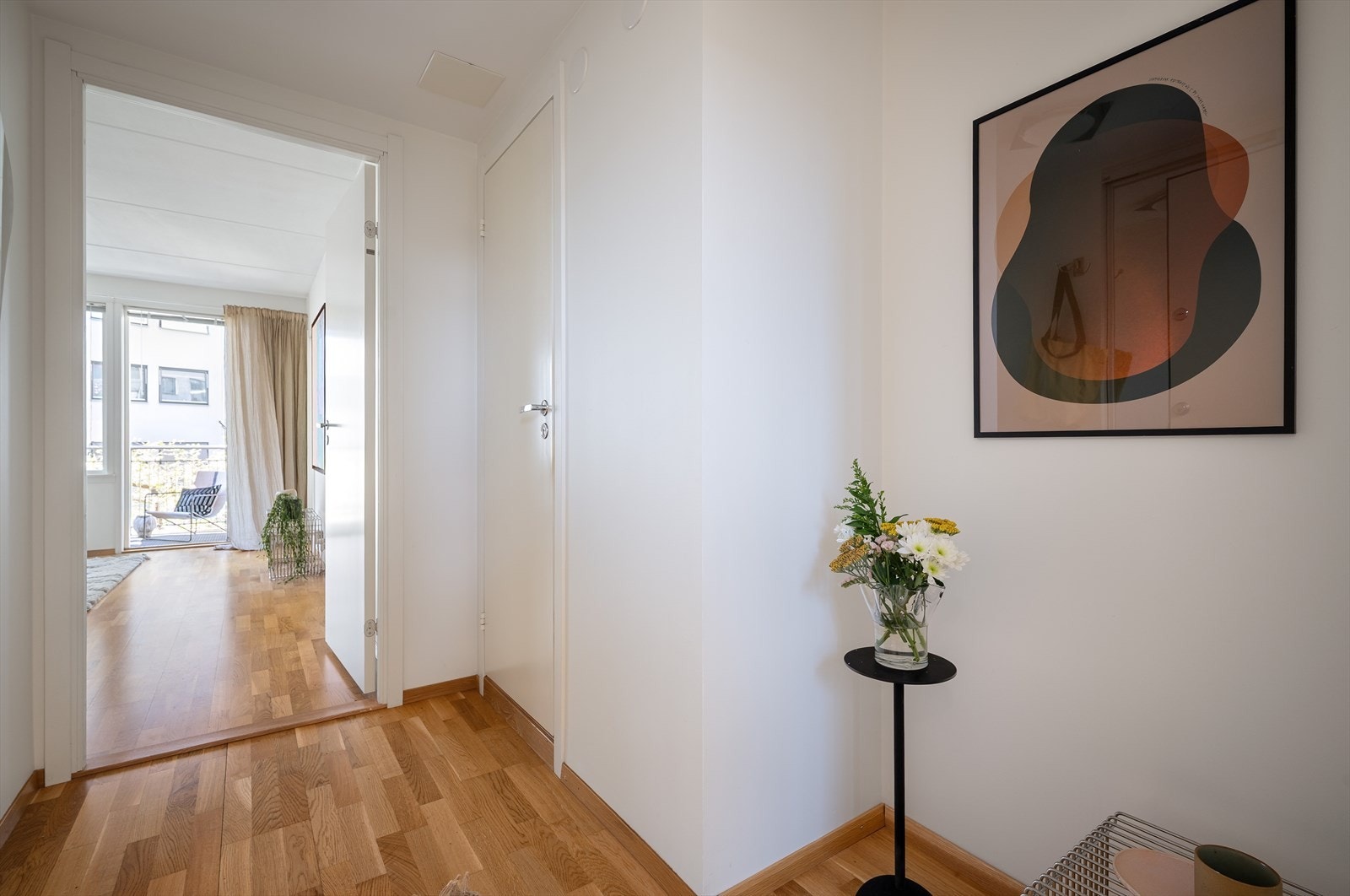 Den romslige gangen er holdt i lyse toner og gir et godt førsteinntrykk av leiligheten. Galleribilde