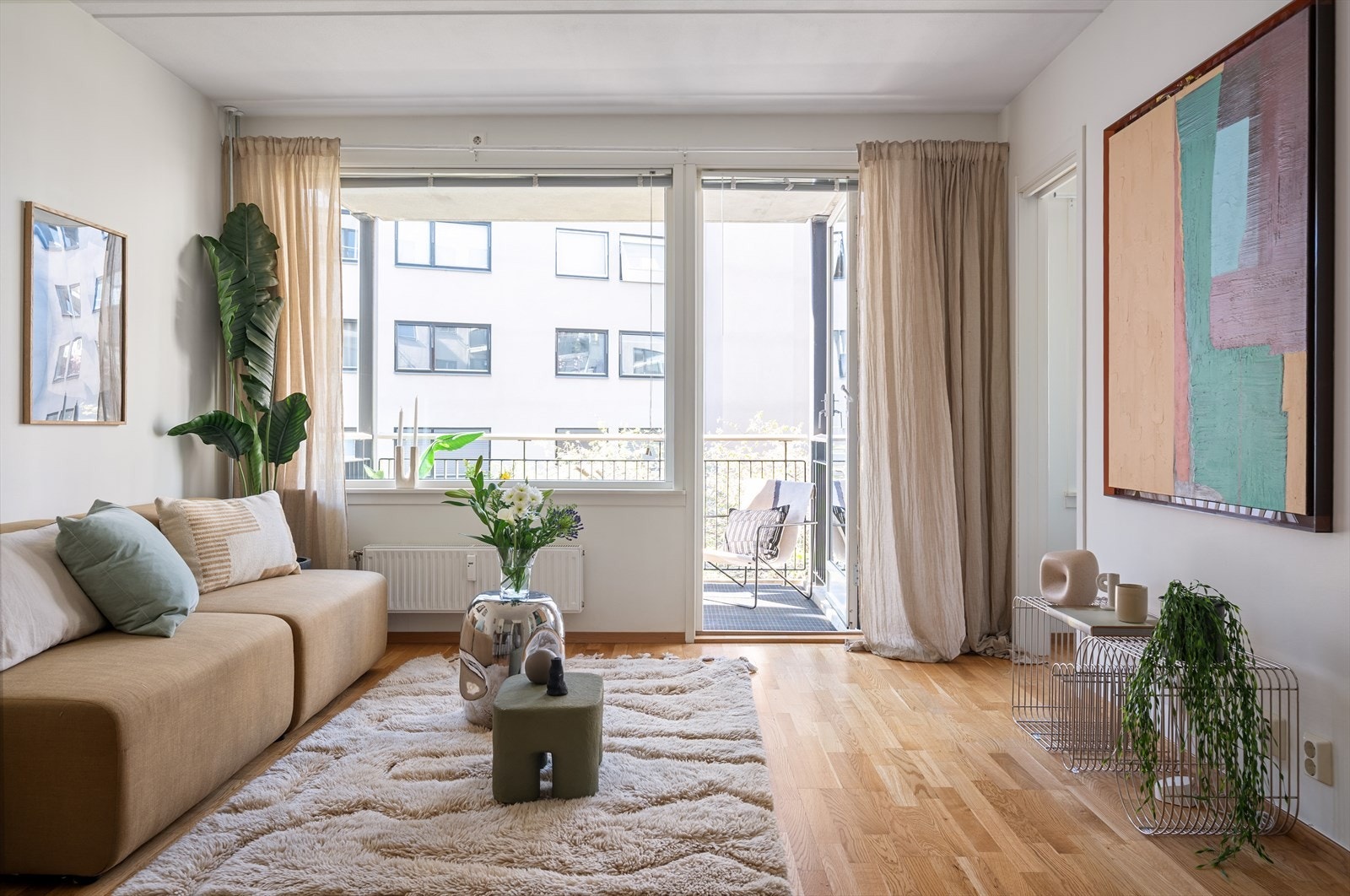 Stuen er holdt i duse, behagelige toner. Store vindusflater gir rikelig med naturlig lys. Galleribilde