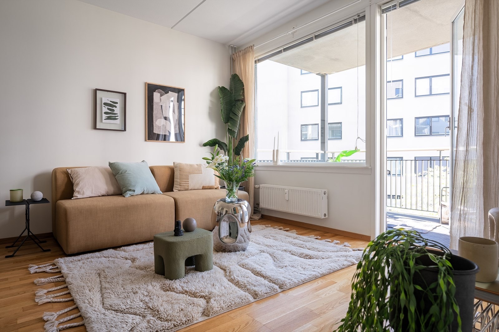 En moderne og sjarmerende 2-roms, med balkong mot frodige omgivelser og hyggelig bakgård. Galleribilde