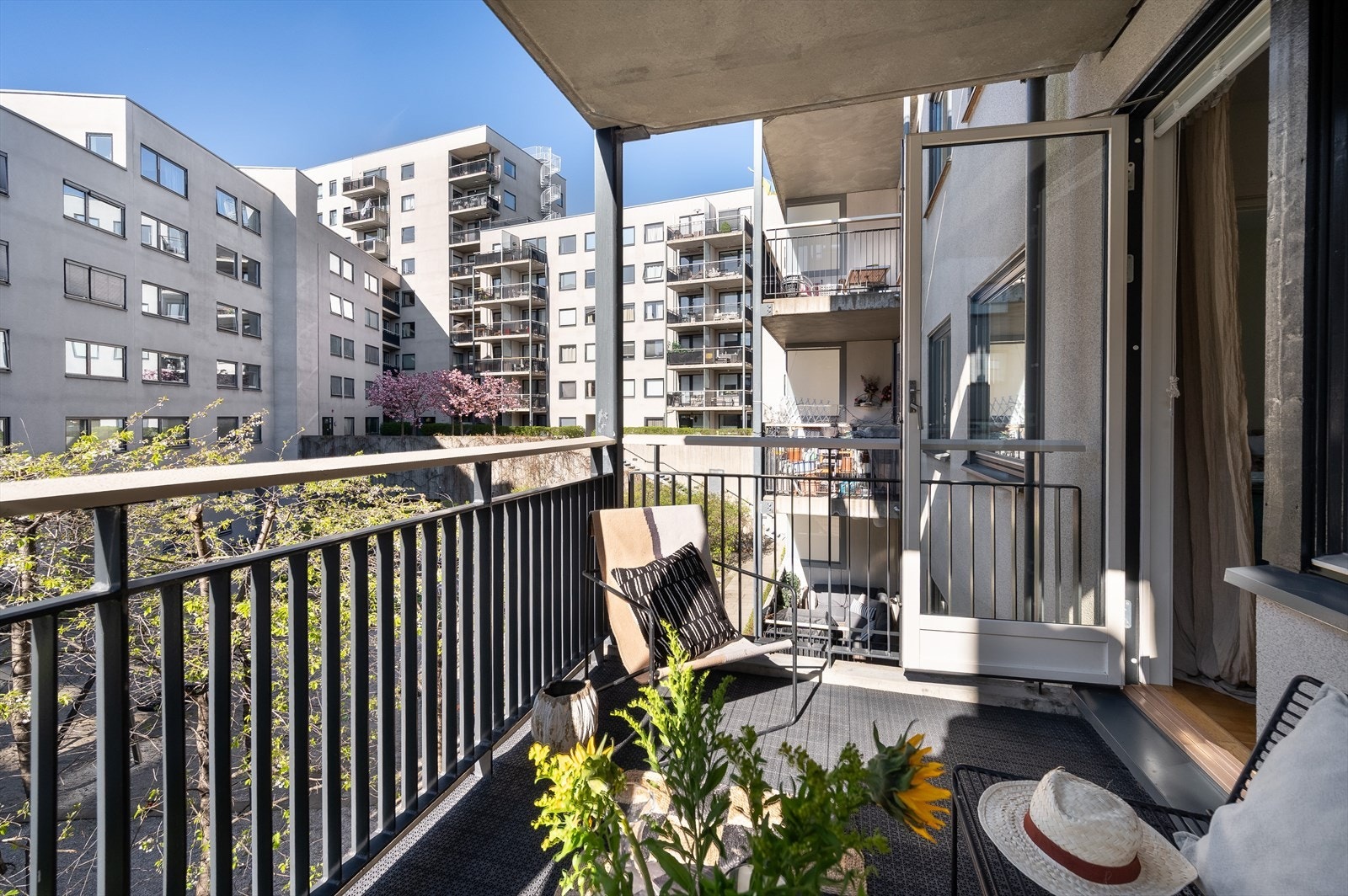 Her har du plass til utemøblement og grill - perfekt for varme sommerdager. Galleribilde