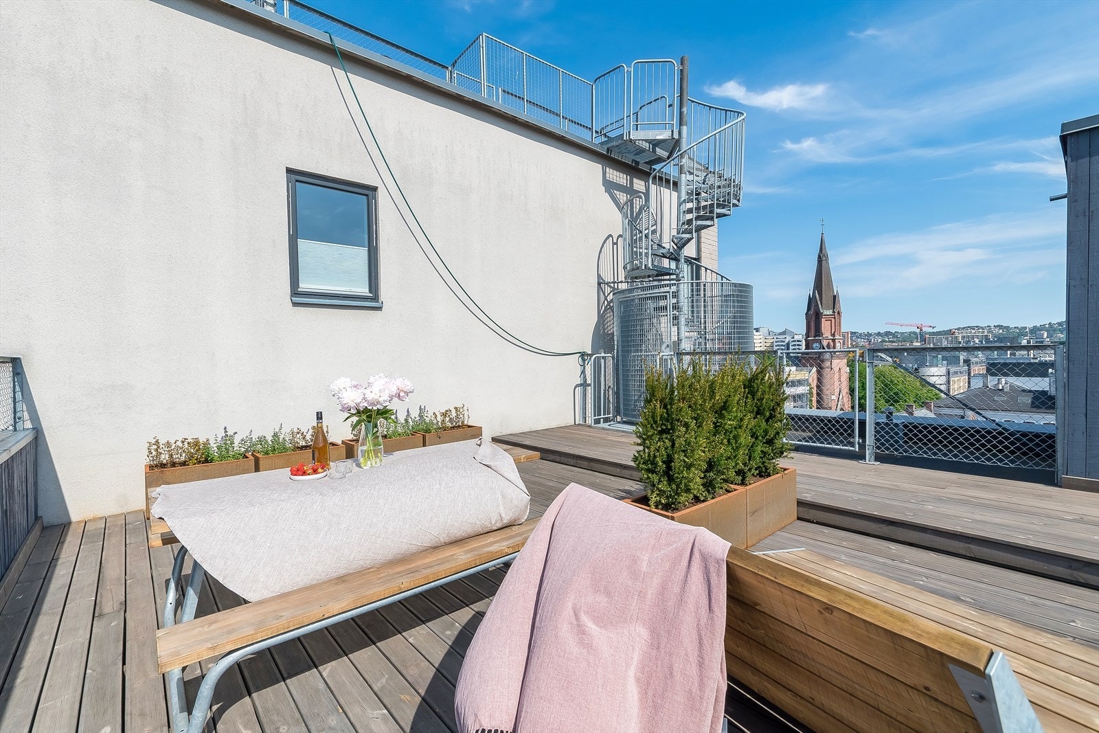 Her er det satt opp benker og bord. Galleribilde