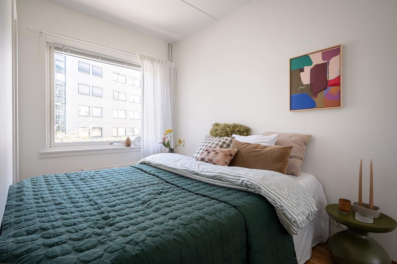 Et stort vindu gir godt med naturlig lysinnslipp. Galleribilde