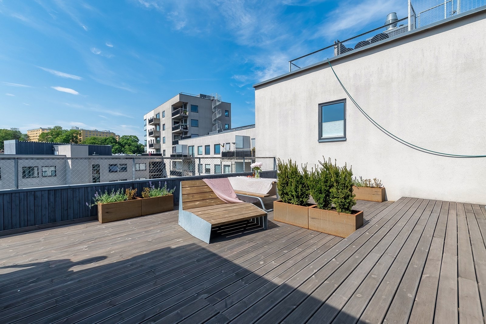 Borettslaget har en felles takterrasse som kan brukes av beboerne. Galleribilde