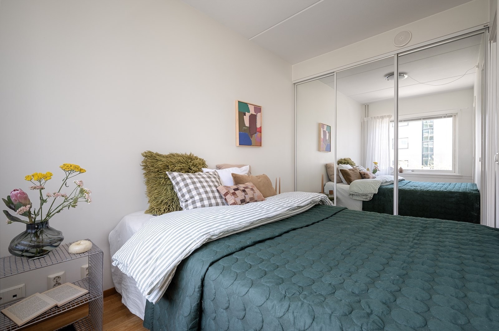 Soverommet er romslig, med god plass til dobbeltseng. En praktisk skyvedørsgarderobe gir rikelig med lagringsplass. Galleribilde