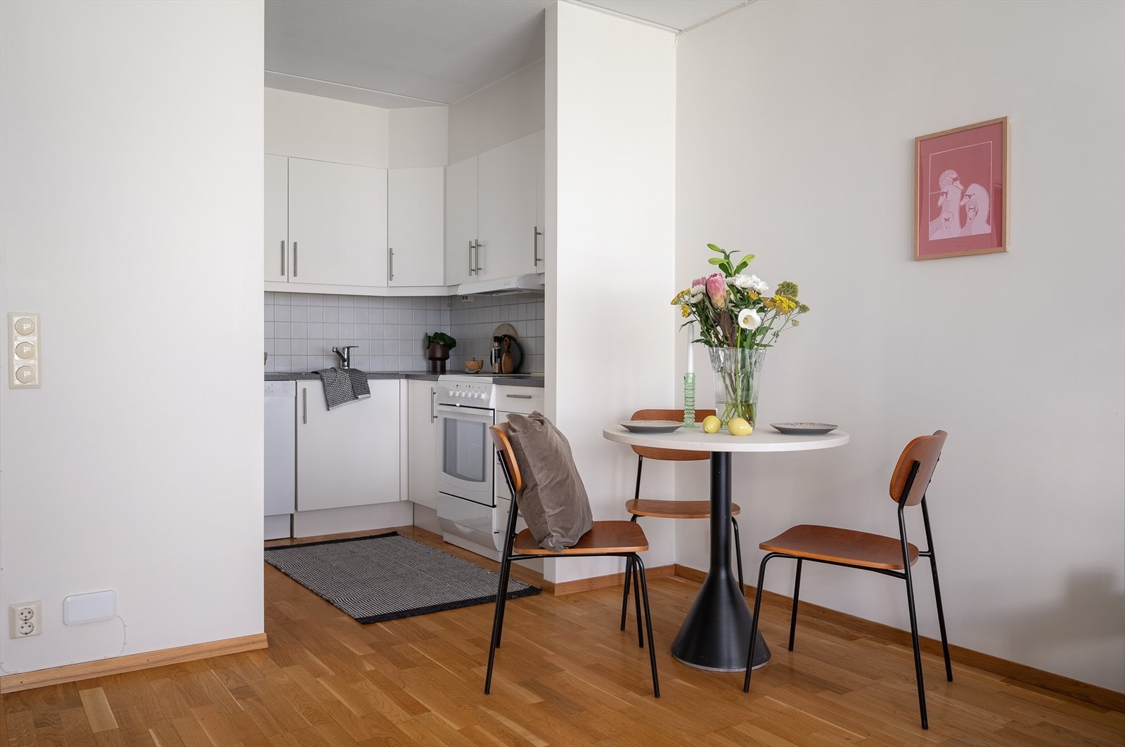 Kjøkkenet ligger skjermet i hjørnet, og føles delvis som et eget rom. Galleribilde