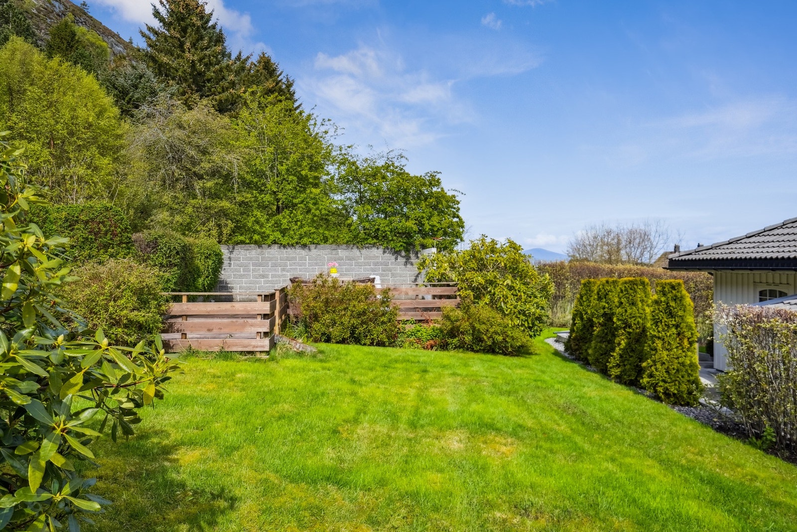 Den skjermede terrassen ligger godt tilbaketrukket i hagen, og gir en privat uteplass for måltider og hygge. Galleribilde