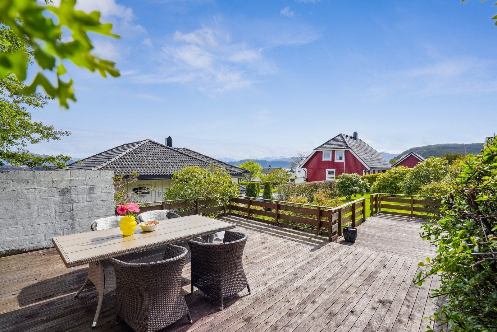 Her ligger alt til rette for å samle venner og familie til sommerfest i hyggelige omgivelser. Galleribilde