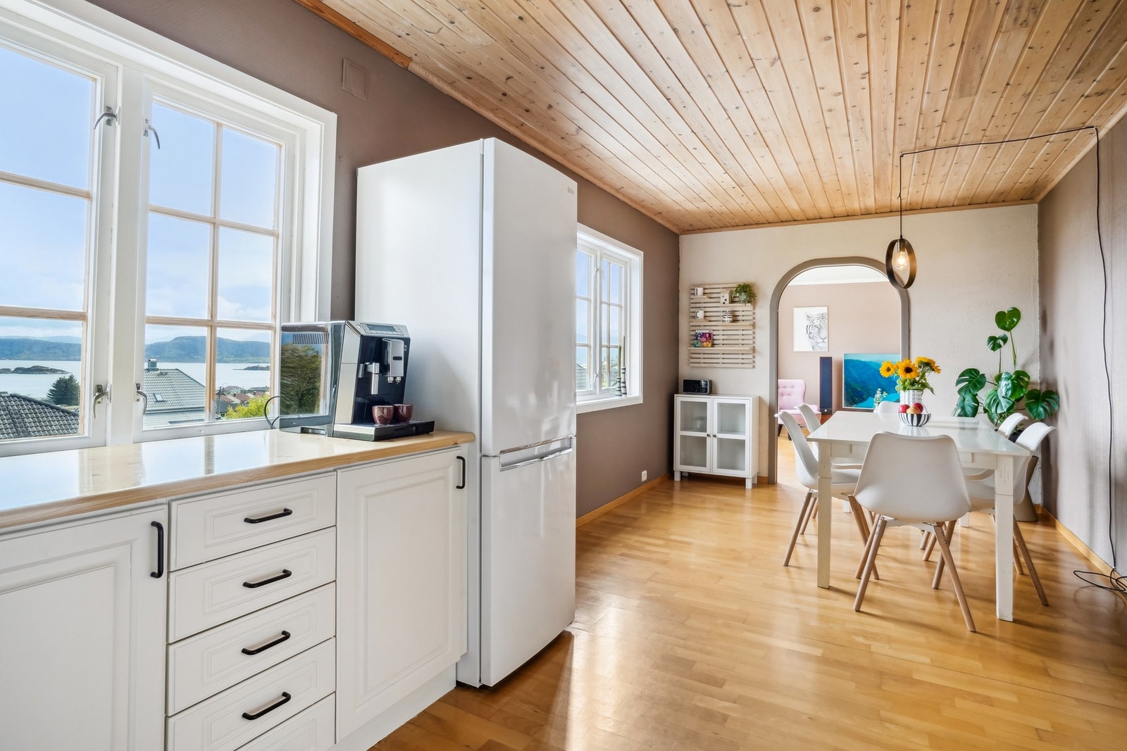 Om ønskelig er det rom for å forlenge kjøkkeninnredningen i retning stue. Galleribilde