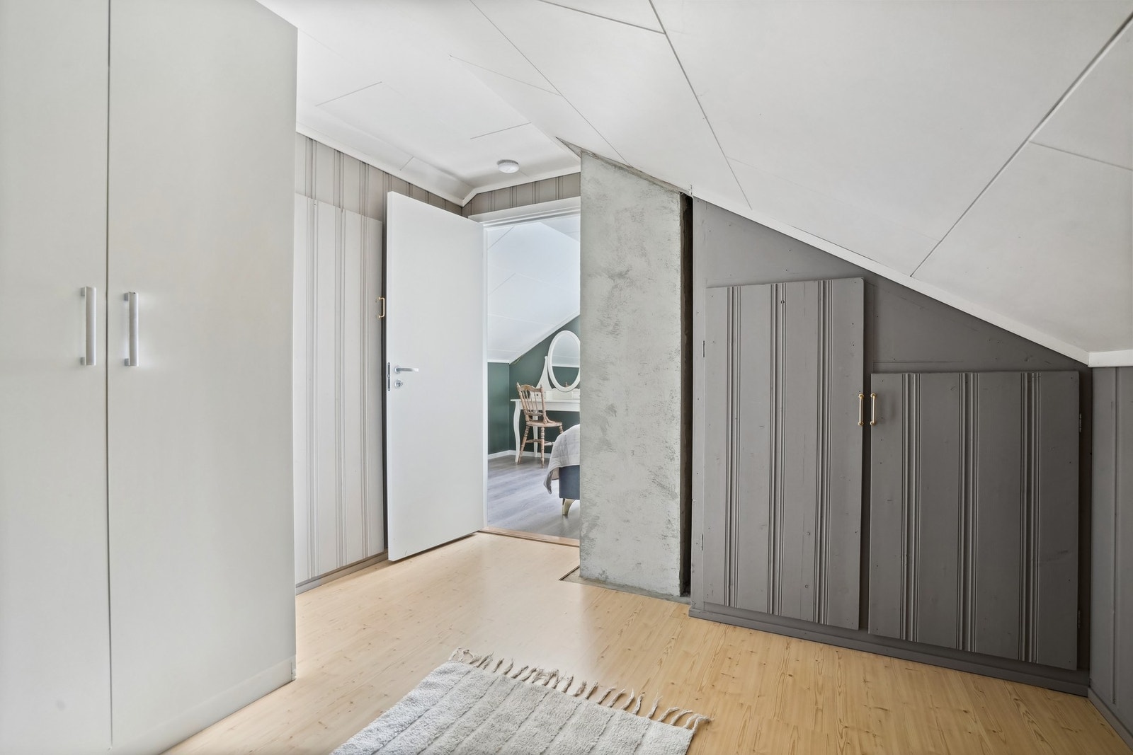 I loftsetasjen finner du tre soverom og rikelig med oppbevaringsplass i boder og kott. Galleribilde