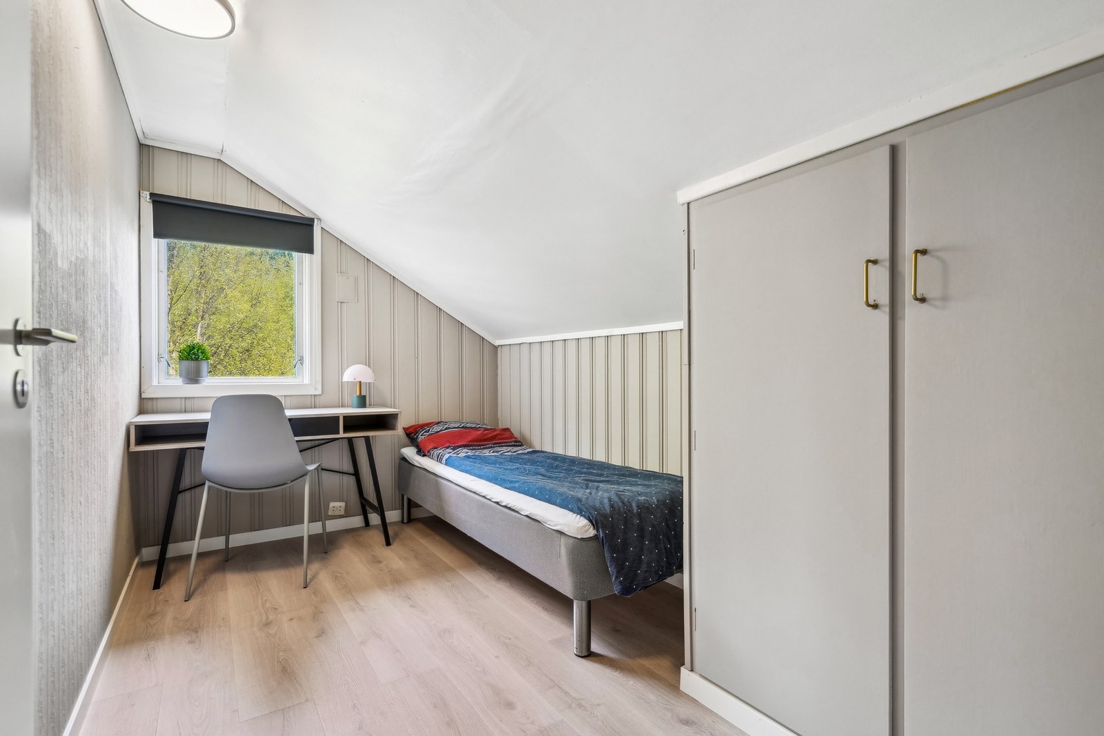 Soverom 5 - også her er det lagt nytt laminatgulv og skiftet dør i år. Galleribilde