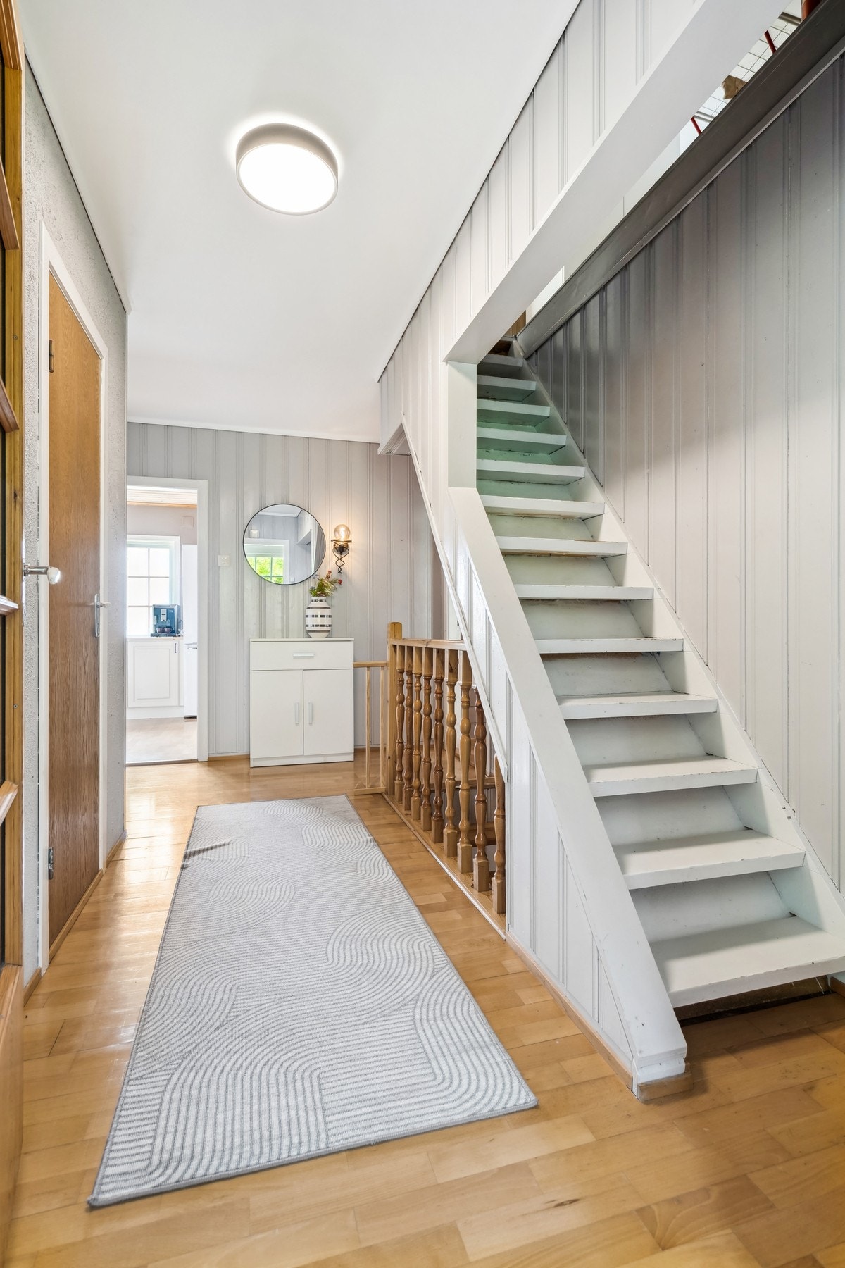 Fra underetasjen beveger vi oss opp til loftsetasjen, med et lite mellomstopp i gangen i hovedplan. Galleribilde