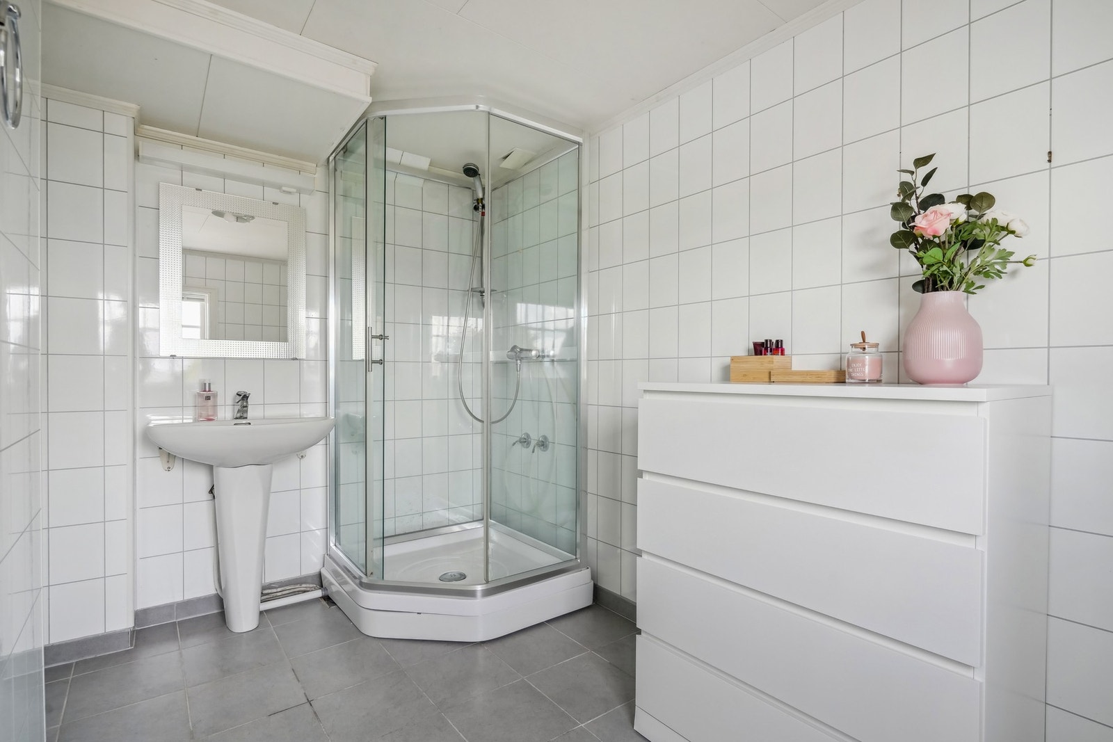 Lyst, flislagt baderom fornyet rundt 2013 med elektriske varmekabler i gulv. Galleribilde