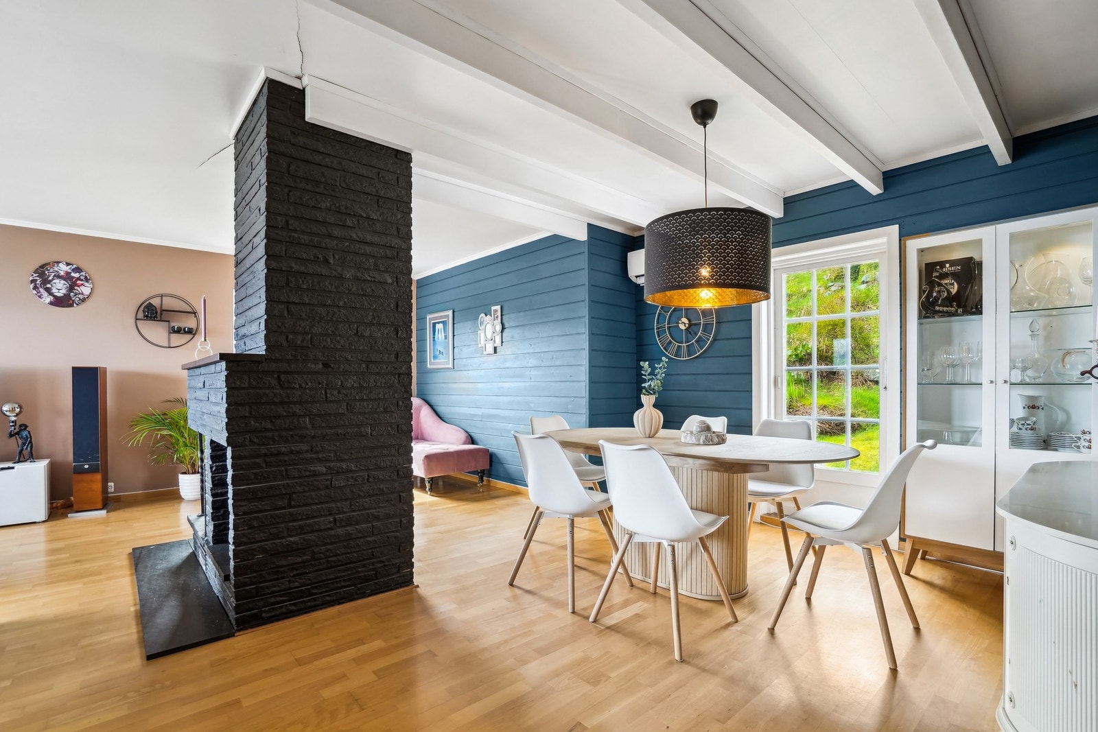 Vi beveger oss rett inn i stuen. Med både varmepumpe og vedfyring får du fleksibel og økonomisk oppvarming. Varmepumpen er ny i 2021. Galleribilde