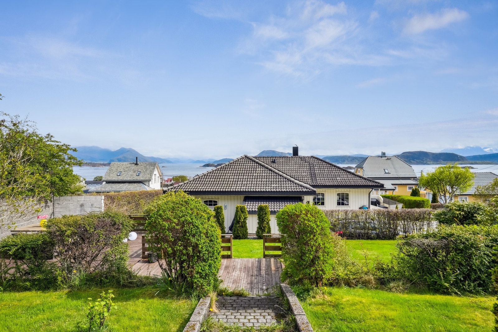 Eiendommen kan skilte med en flott, opparbeidet hage som byr på både grønne plenområder og dekorative beplantninger. Galleribilde