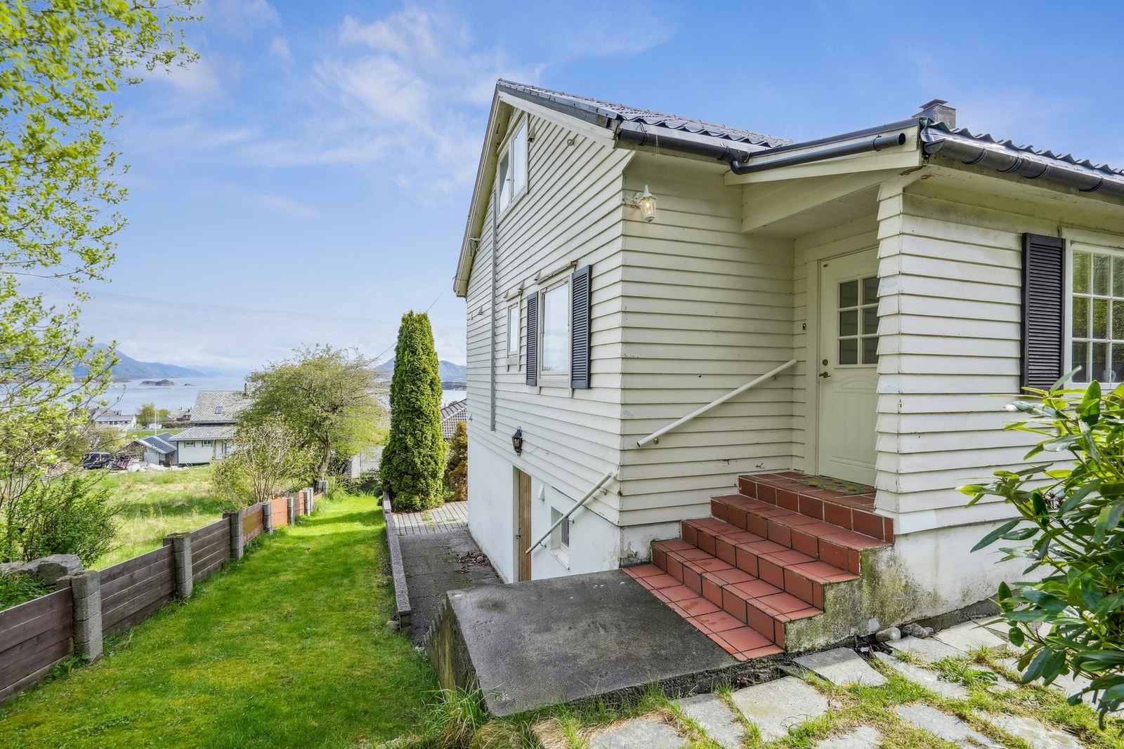 Inngangspartiet er lokalisert på østsiden av huset. Videre er det enkel tilkomst til underetasjen med egen inngang. Galleribilde