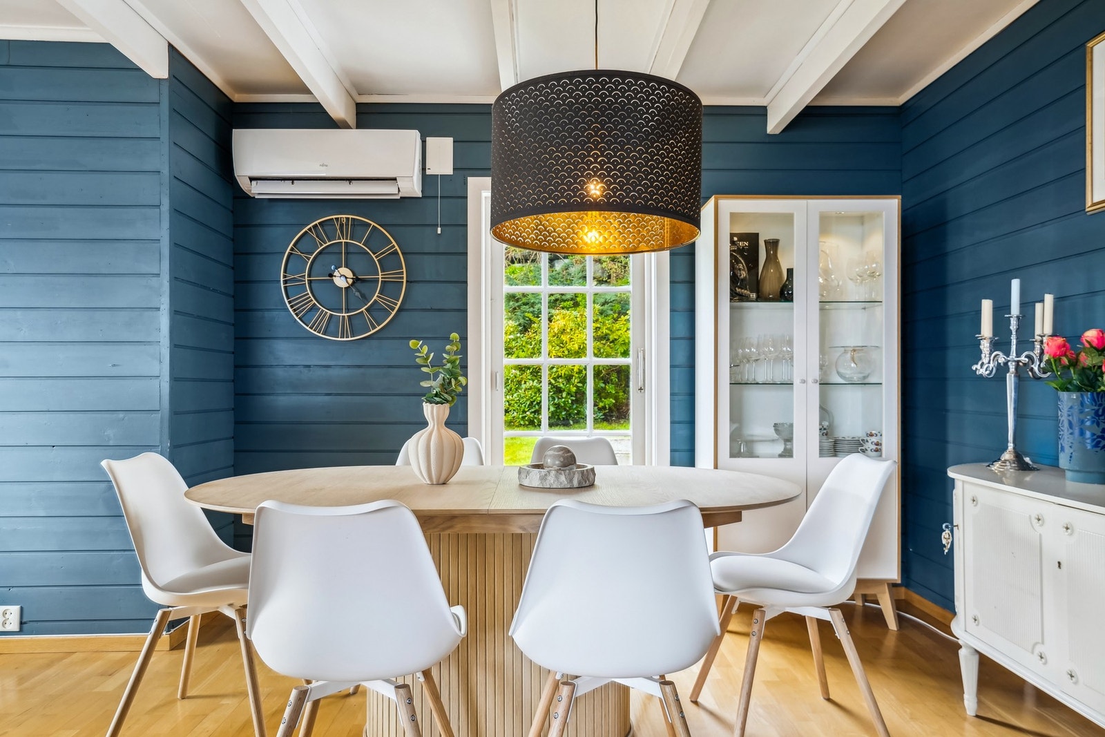 Enten du inviterer mange eller få, er det god plass rundt spisebordet til måltidene som betyr noe. Galleribilde