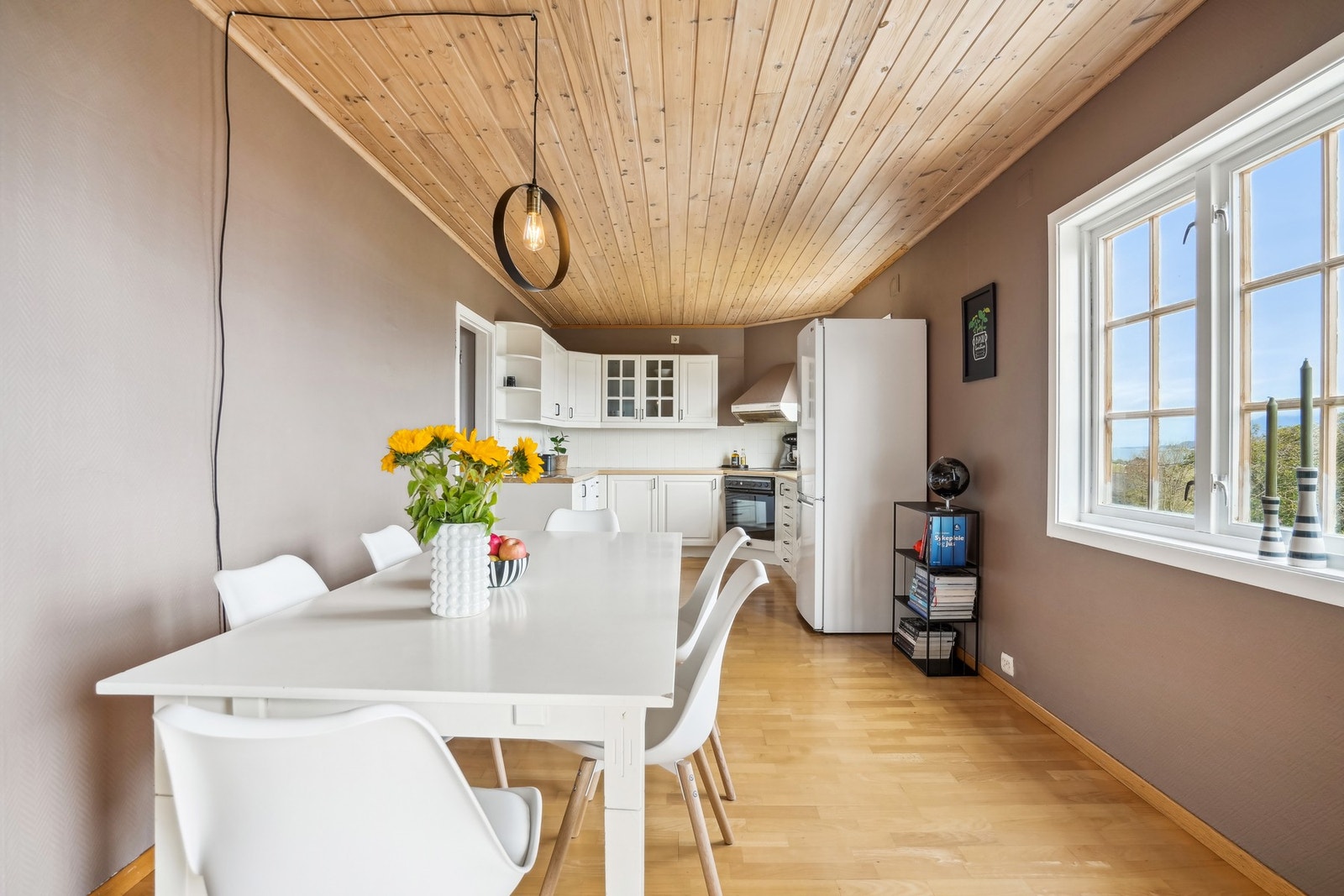 Den strategiske plasseringen av spisebordet gjør kjøkkenet til et naturlig samlingspunkt. Galleribilde