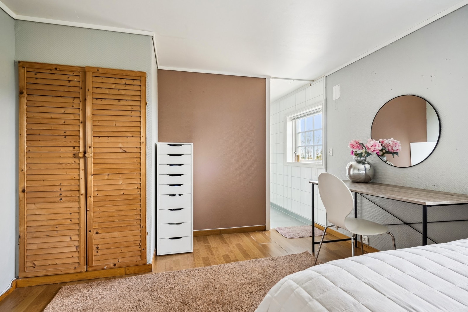 Baderommet ligger i tilknytning til soverommet og gir en sømløs start og slutt på dagen. Galleribilde